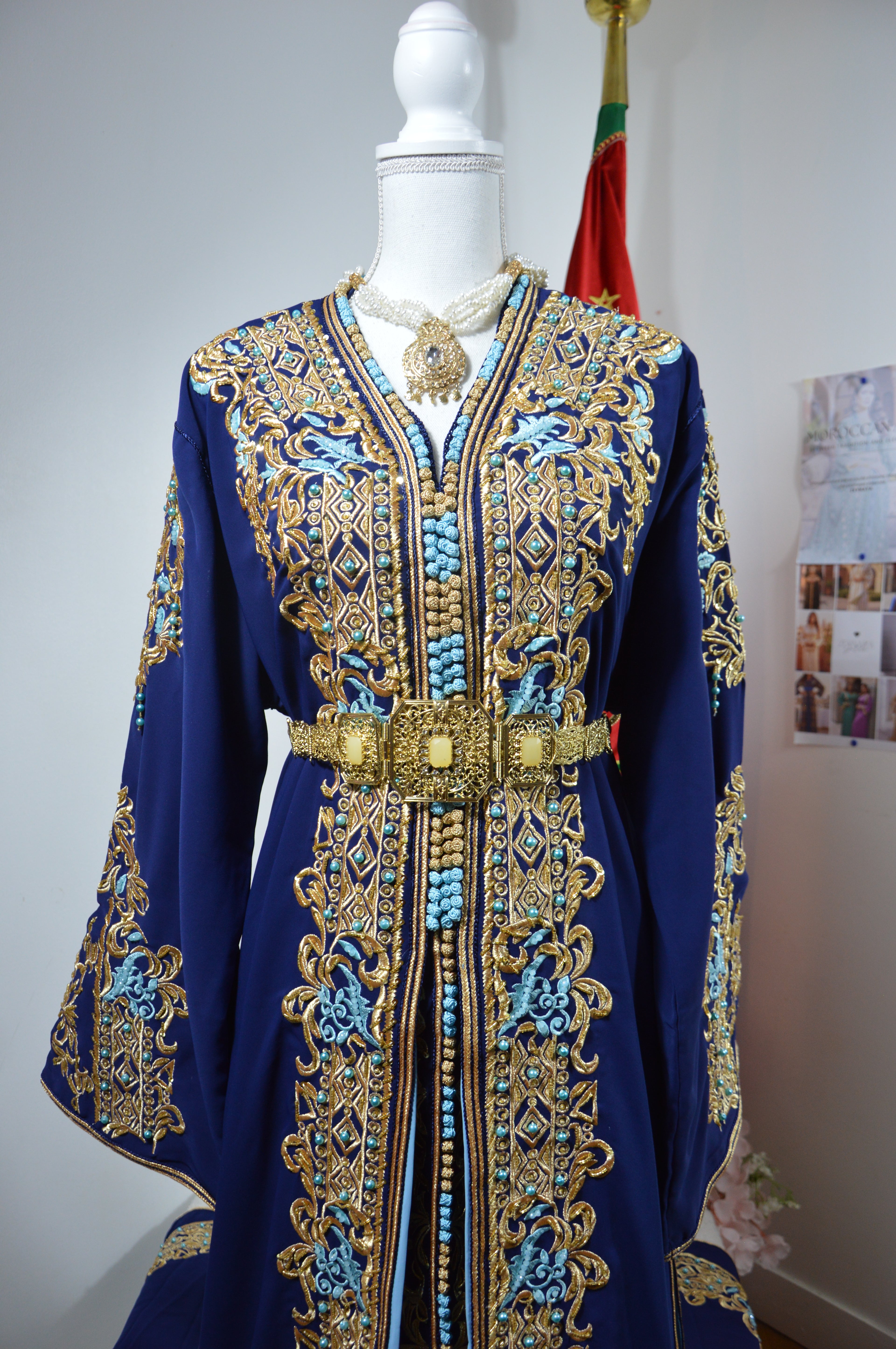 Takchita Bleu Brodée Perlée - Luxe Artisanal Zeynaya