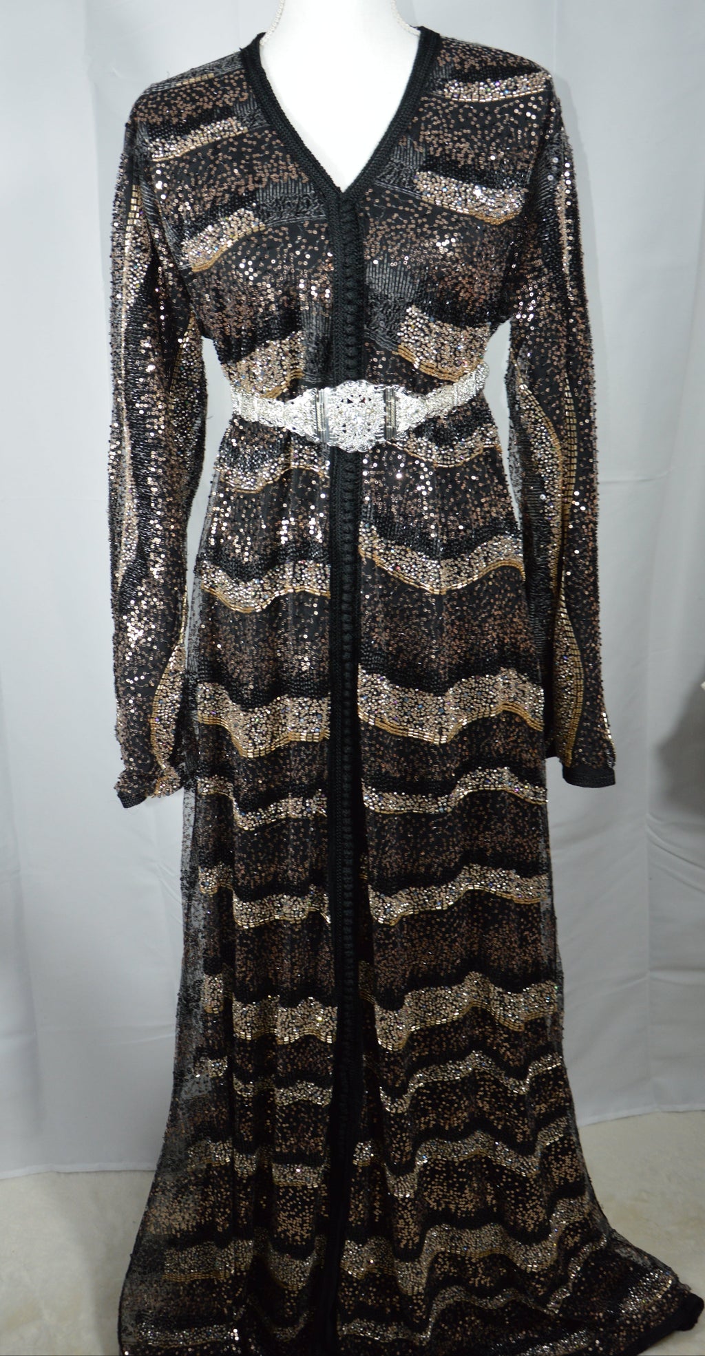 Caftan Noir & Doré Luxe – Éclat Oriental et Élégance Intemporelle