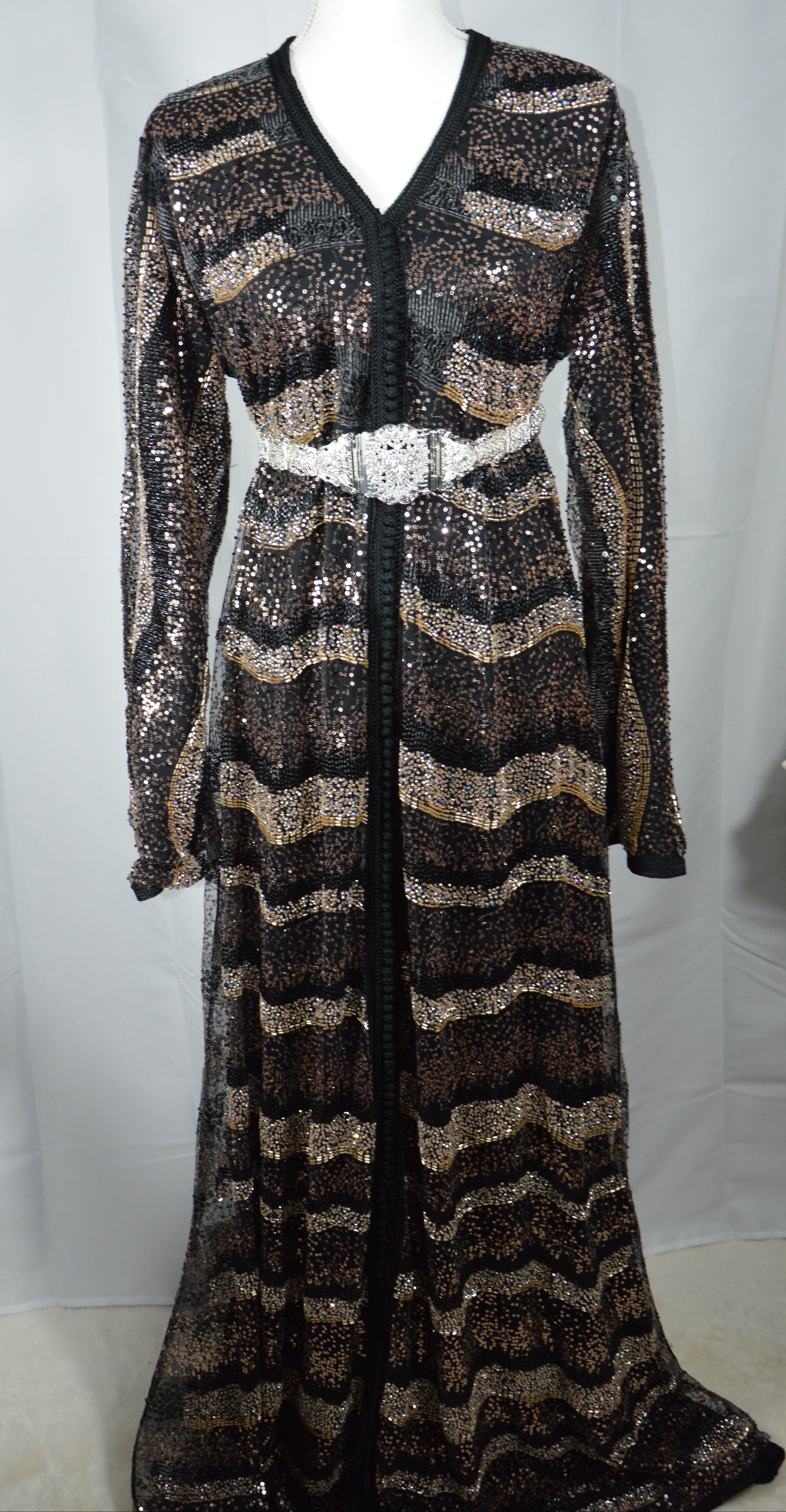 Caftan Noir & Doré Luxe – Éclat Oriental et Élégance Intemporelle