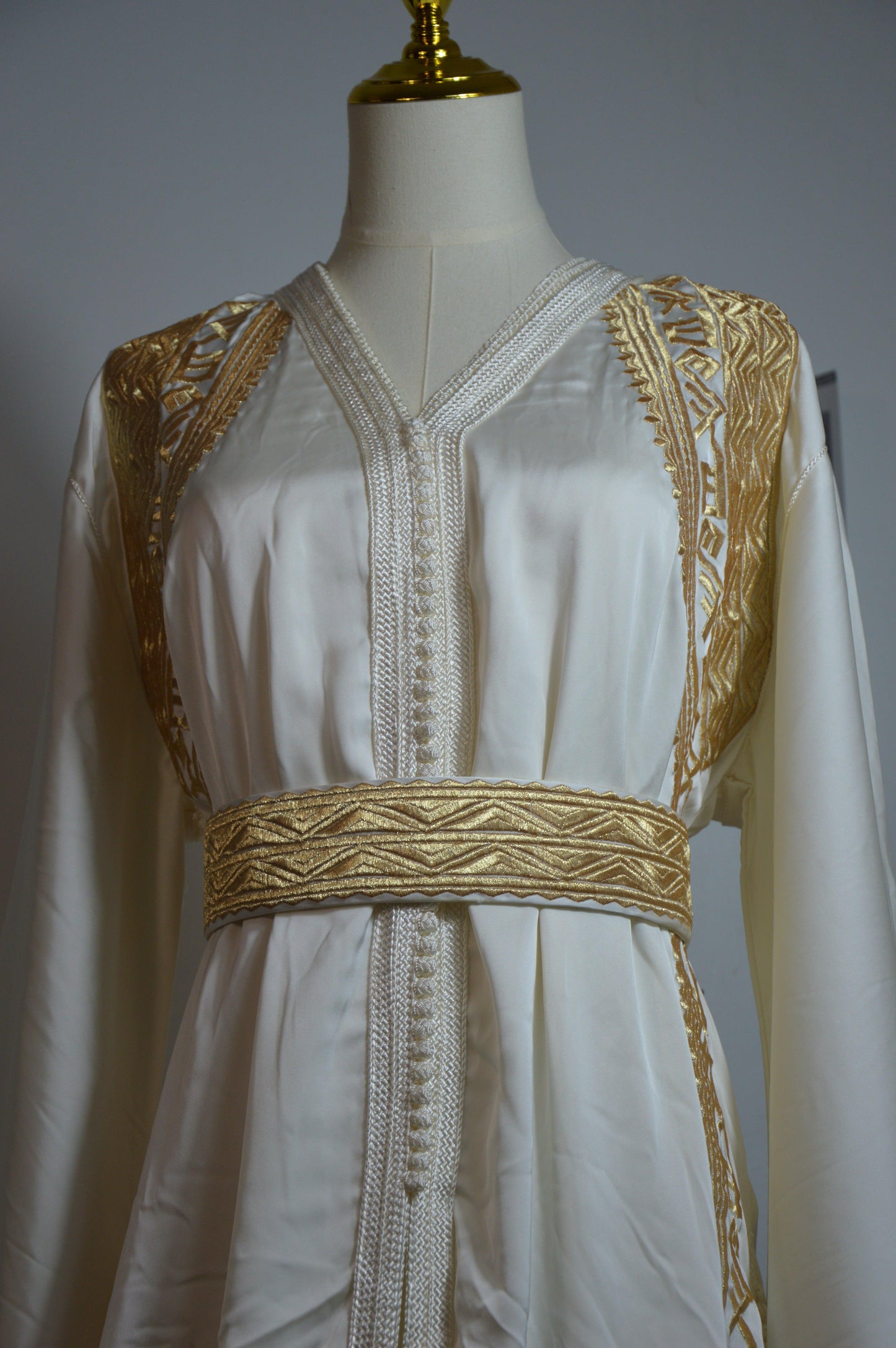 Détail broderie artisanale takchita blanche