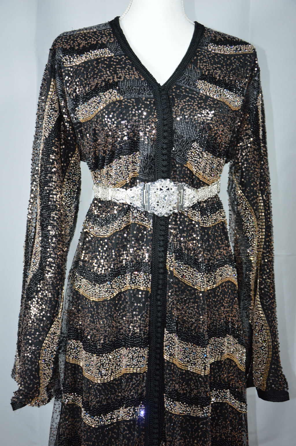 Caftan Noir & Doré Luxe – Éclat Oriental et Élégance Intemporelle