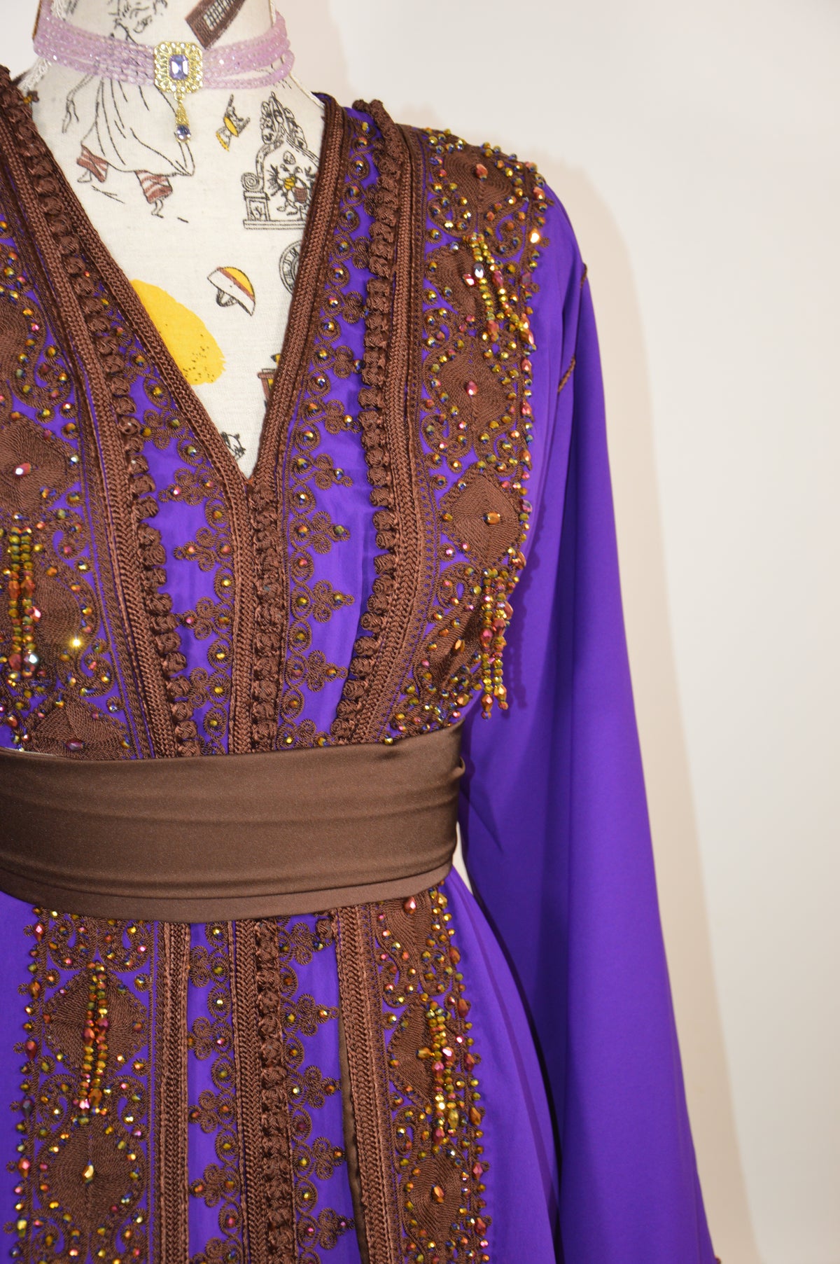 Takchita Fassi violet aux ornements bruns et dorés