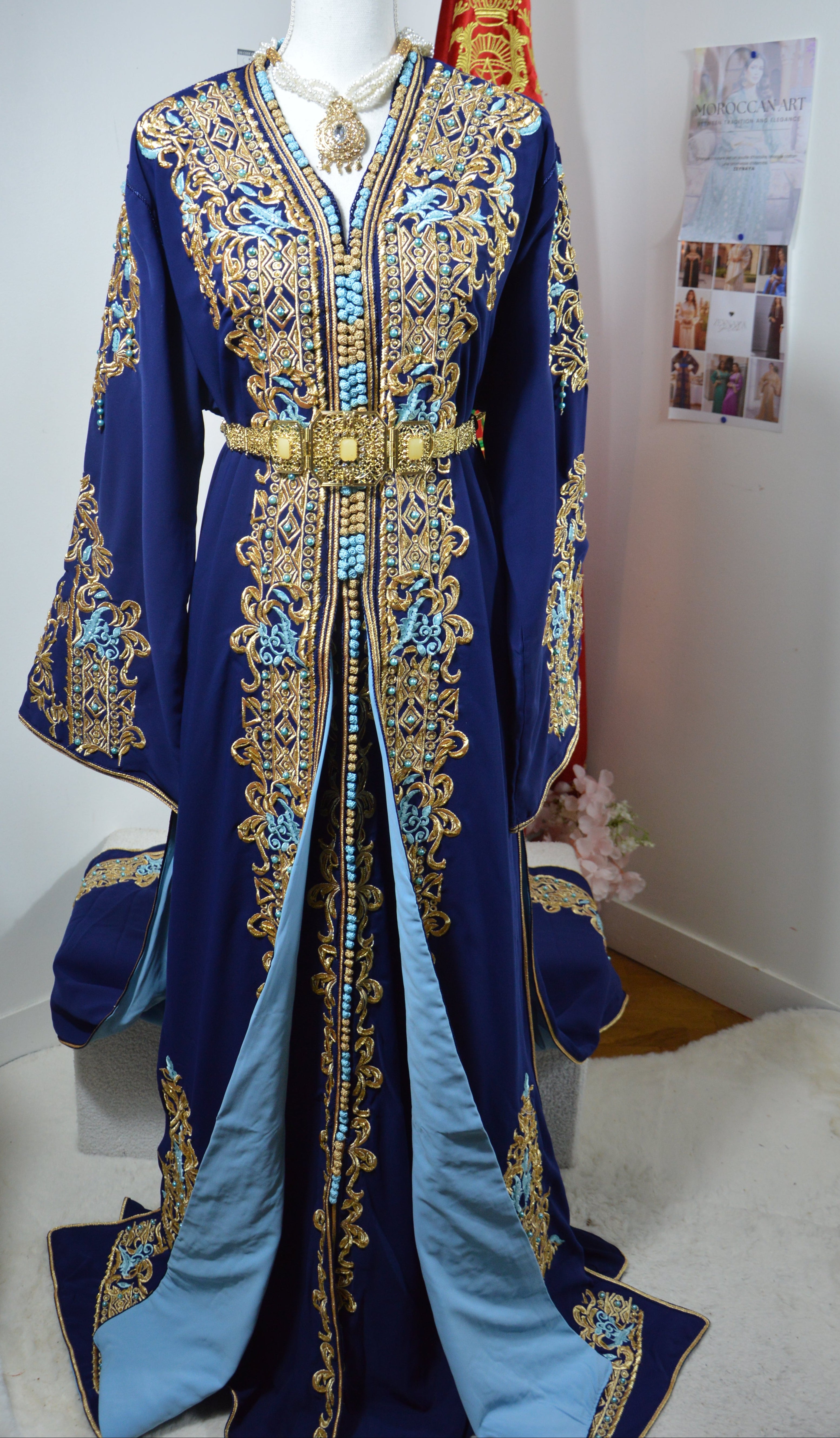 Takchita Bleu Brodée Perlée - Luxe Artisanal Zeynaya