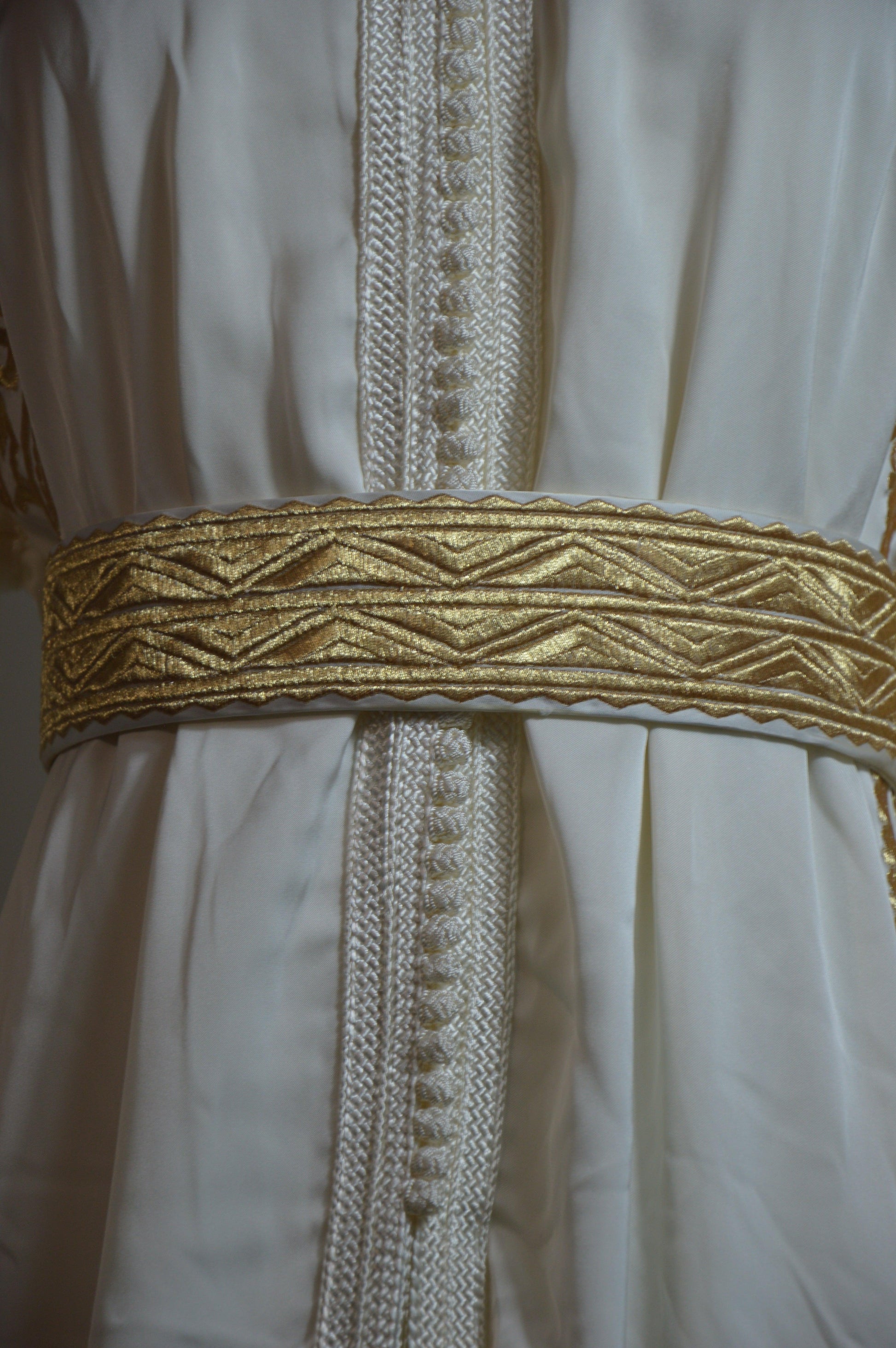 Robe takchita blanche brodée - détail ceinture