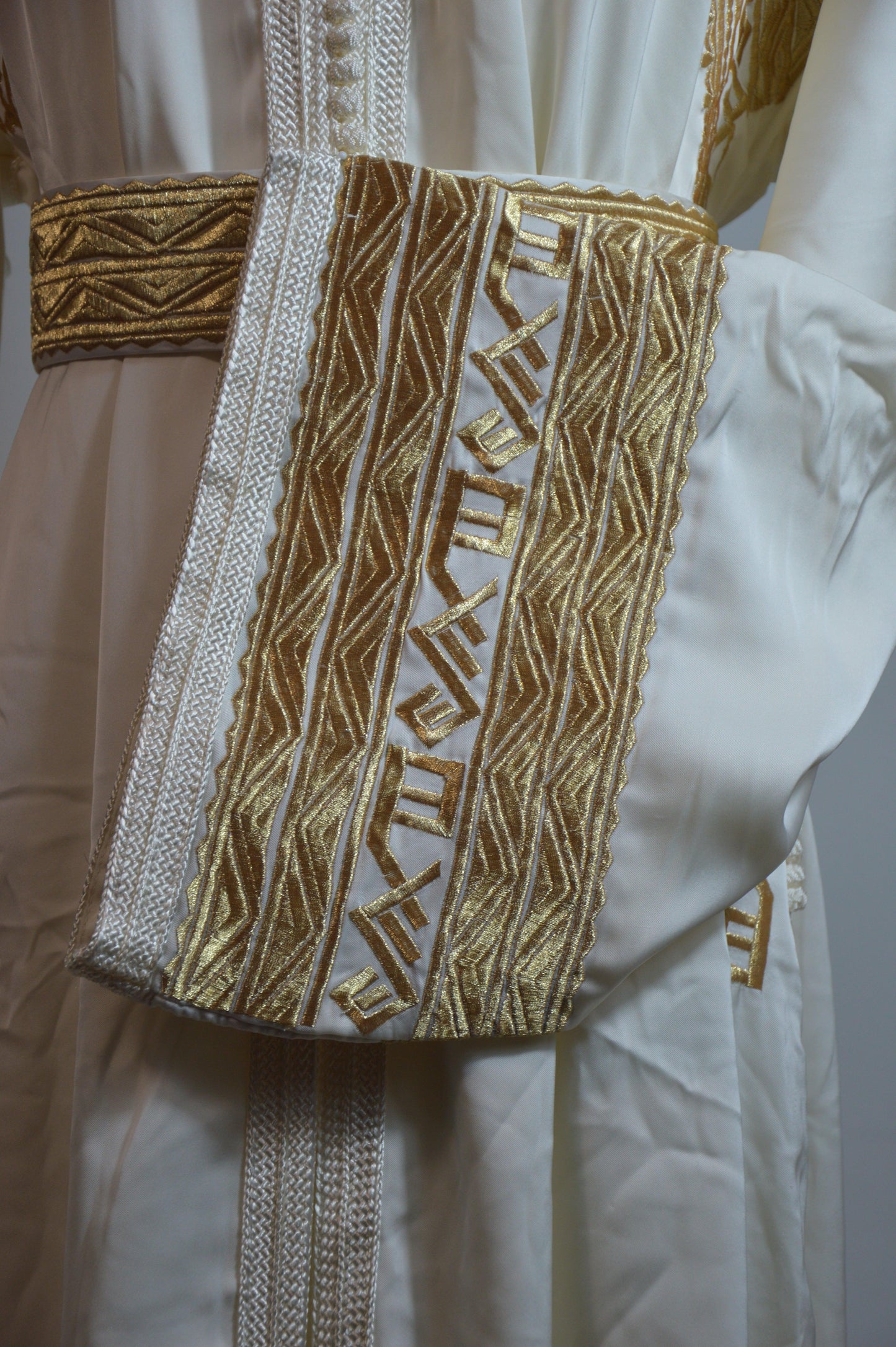 Robe takchita blanche brodée - détail finitions