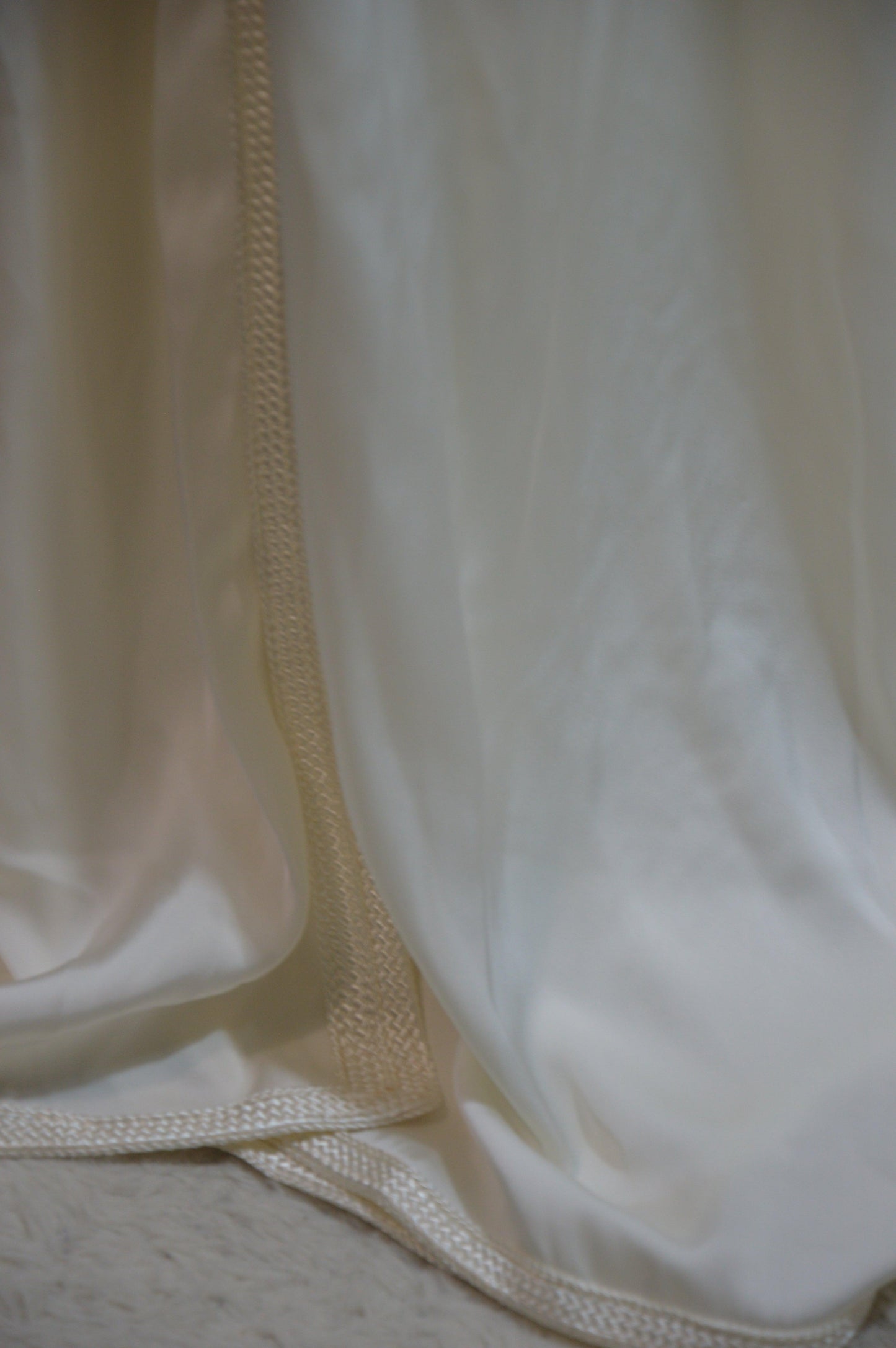 Robe takchita blanche brodée - détail tissu