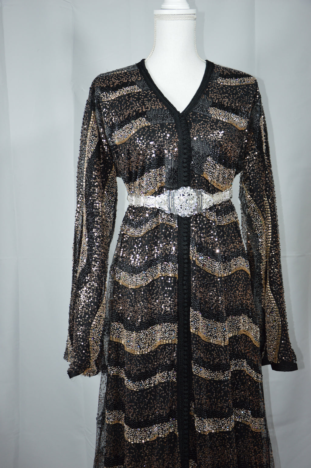 Caftan Noir & Doré Luxe – Éclat Oriental et Élégance Intemporelle