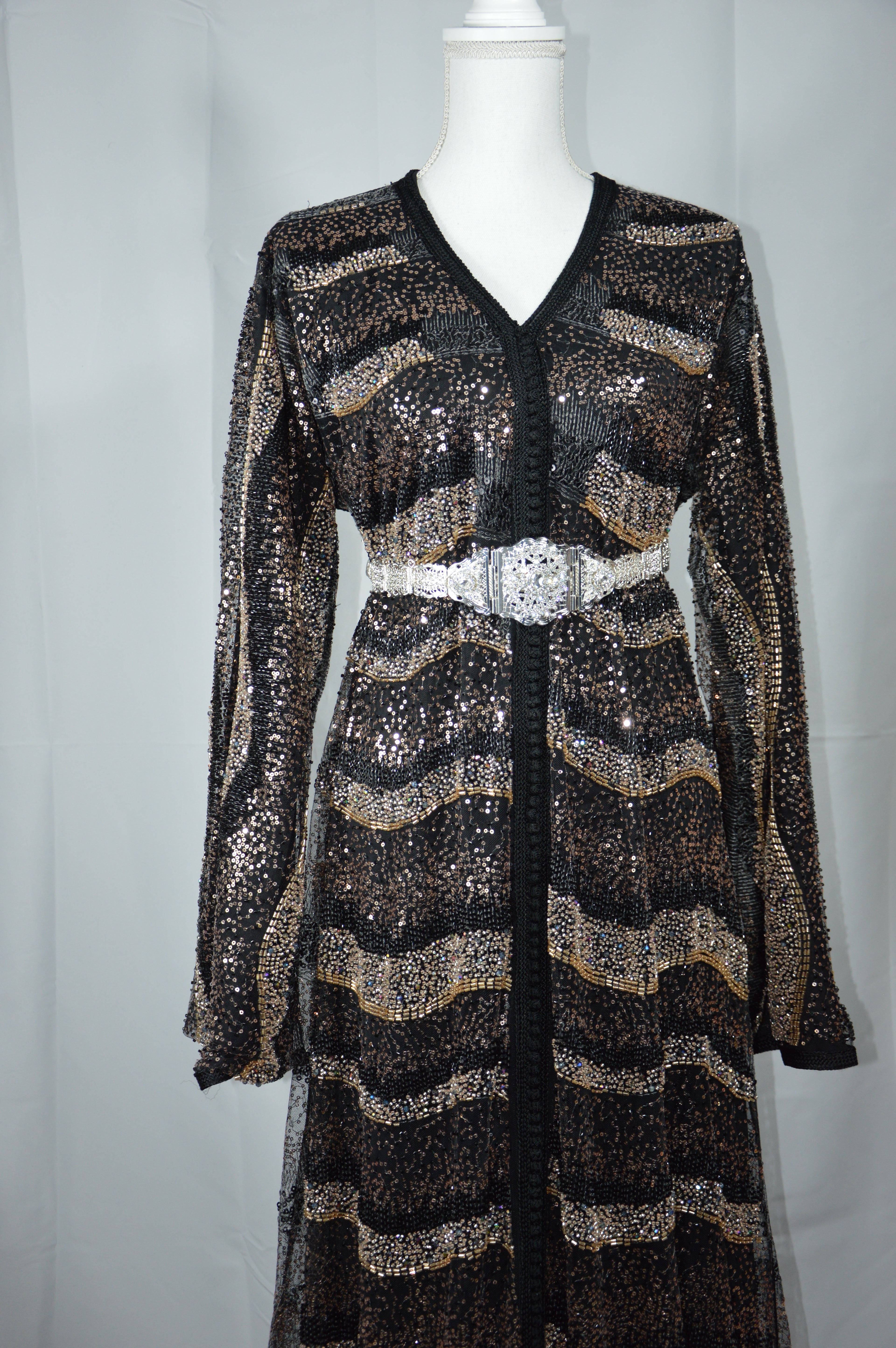 Caftan Noir & Doré Luxe – Éclat Oriental et Élégance Intemporelle