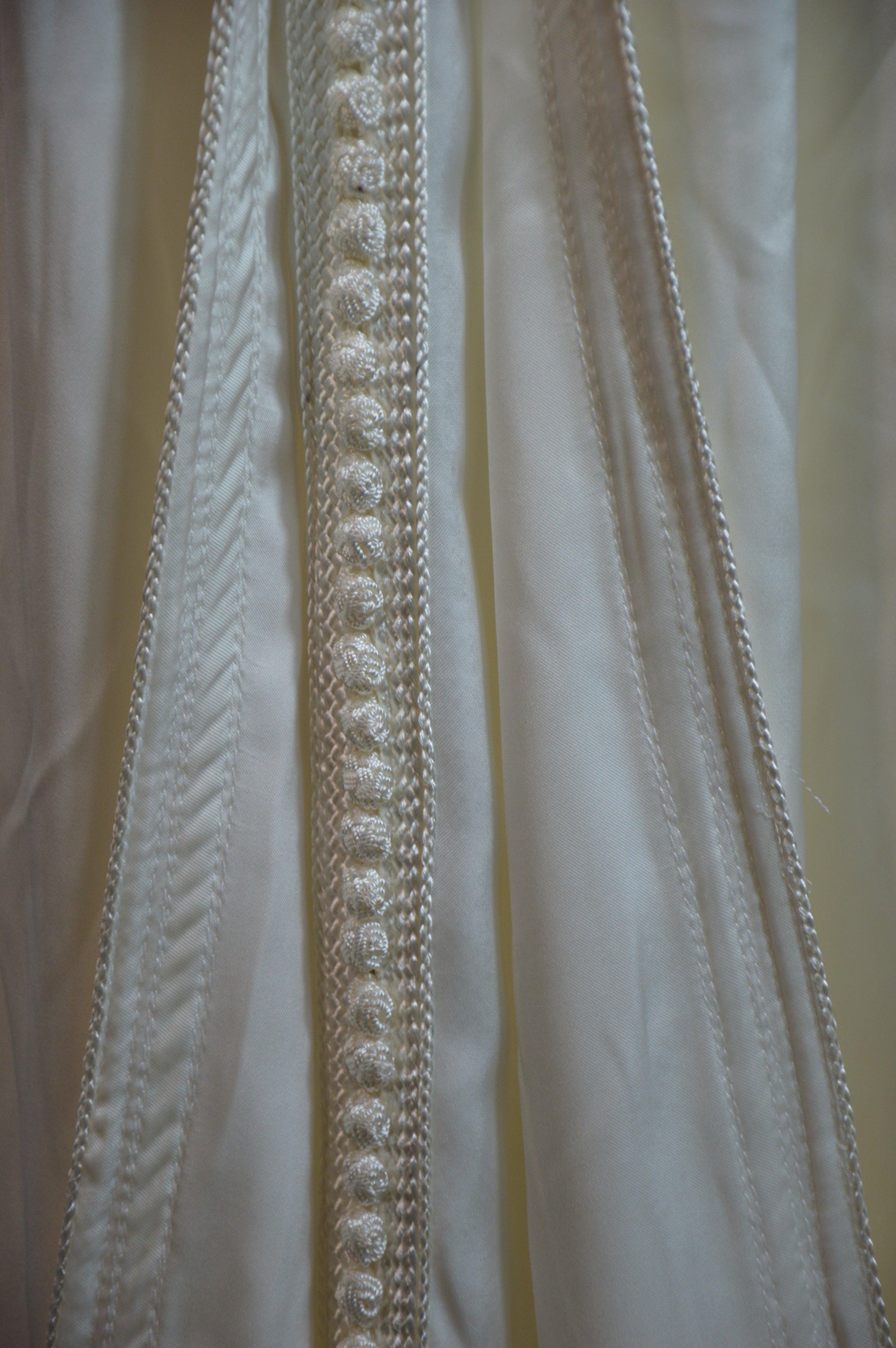 Robe takchita blanche brodée - détail doublure