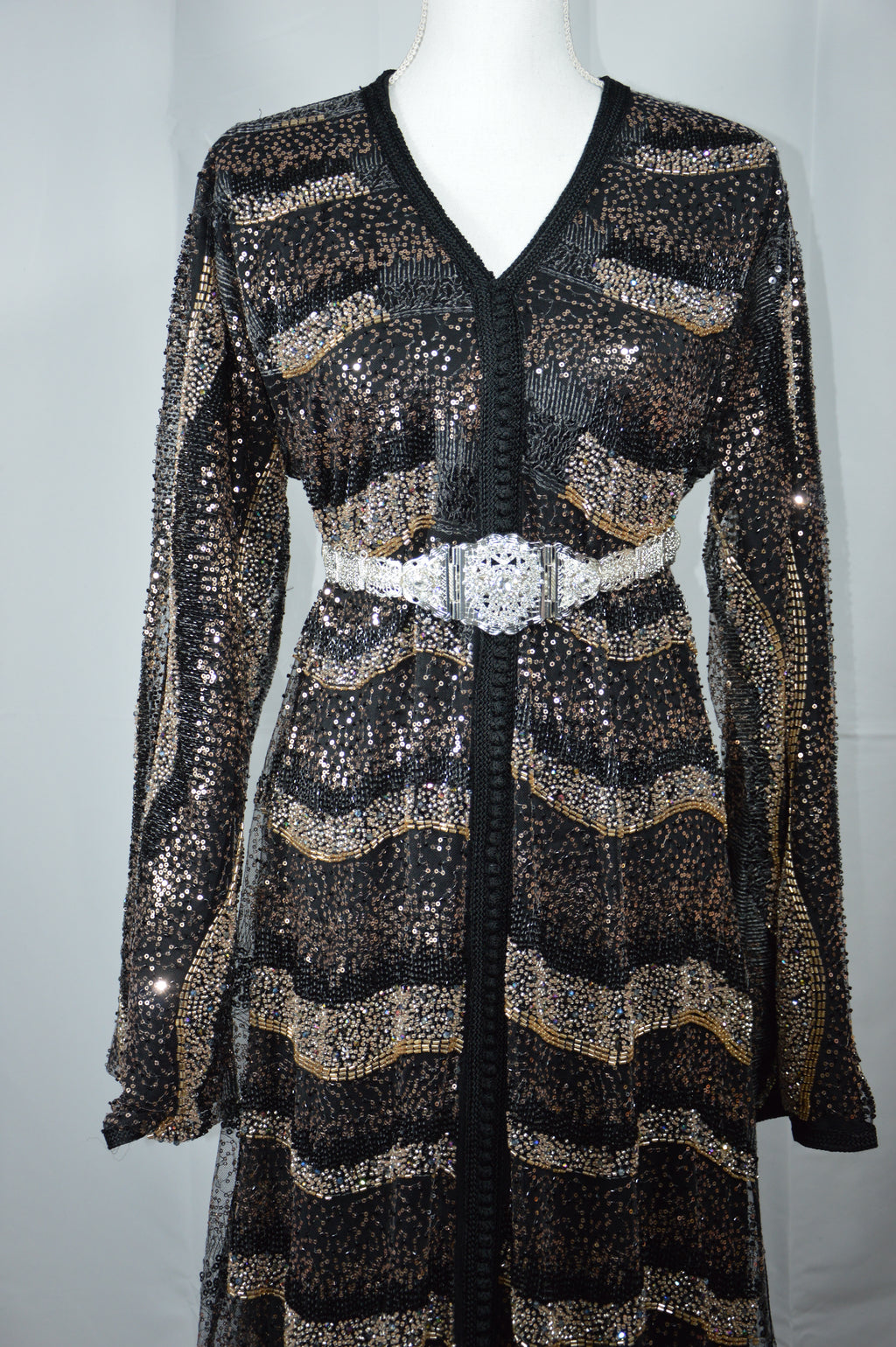 Caftan Noir & Doré Luxe – Éclat Oriental et Élégance Intemporelle