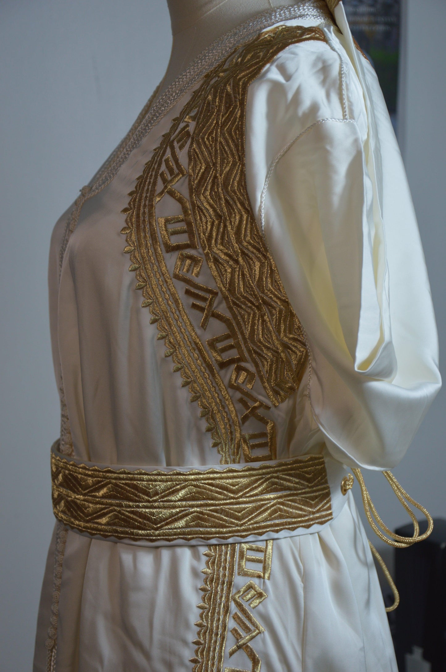 Robe takchita blanche brodée - détail finitions