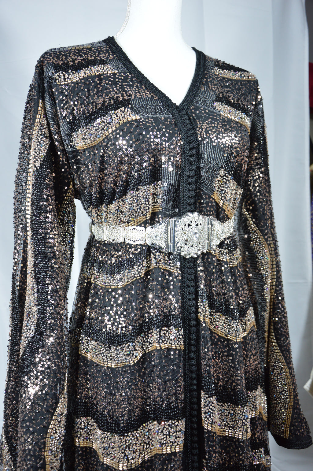 Caftan Noir & Doré Luxe – Éclat Oriental et Élégance Intemporelle