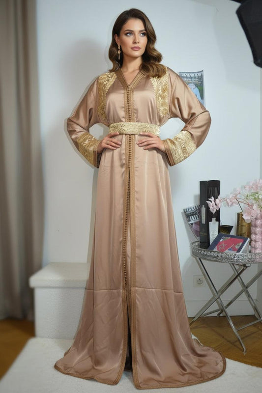 Takchita marocaine beige moka brodée luxe - vue de face