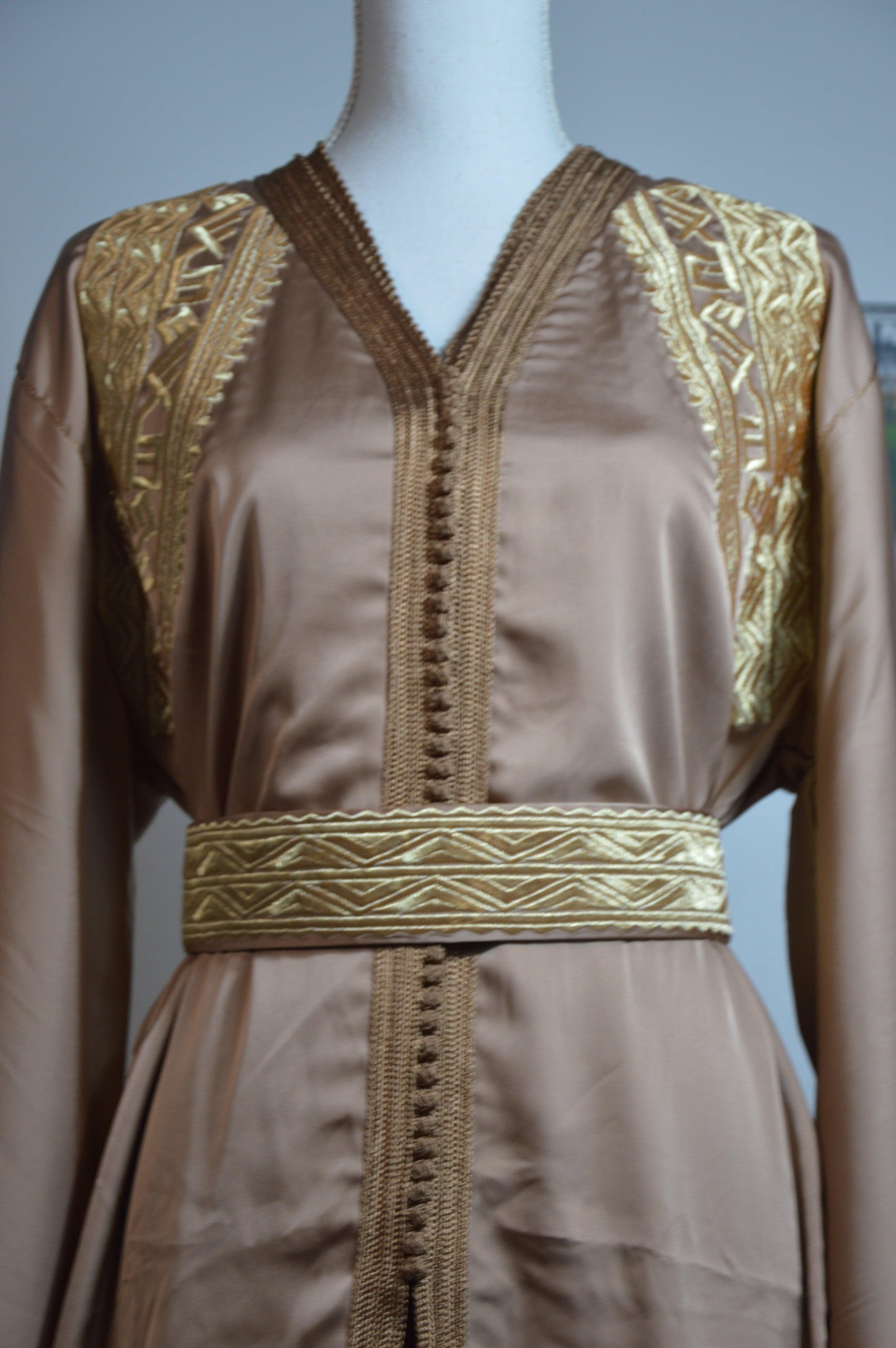Détail broderie artisanale takchita beige moka