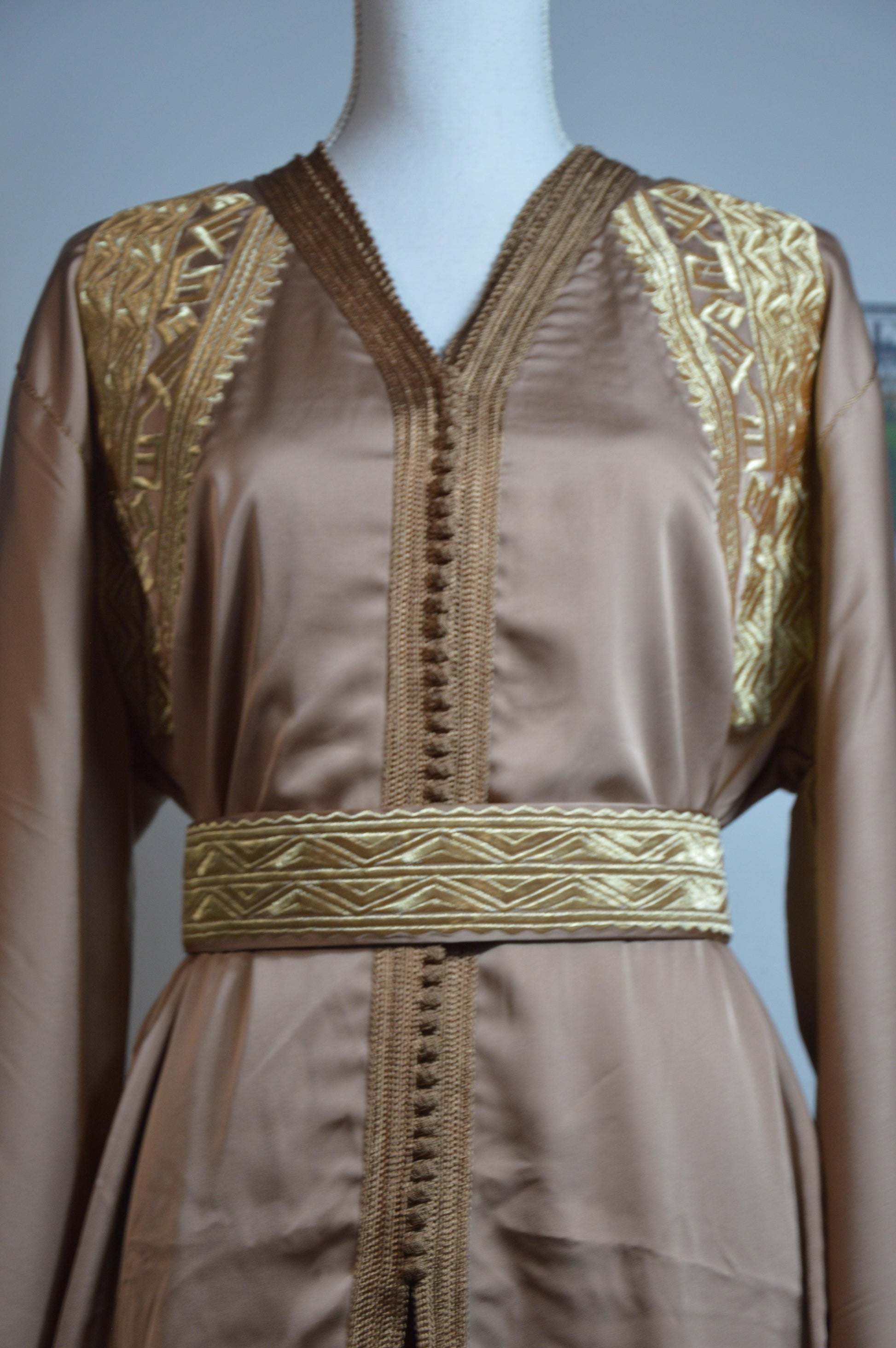 Détail broderie artisanale takchita beige moka