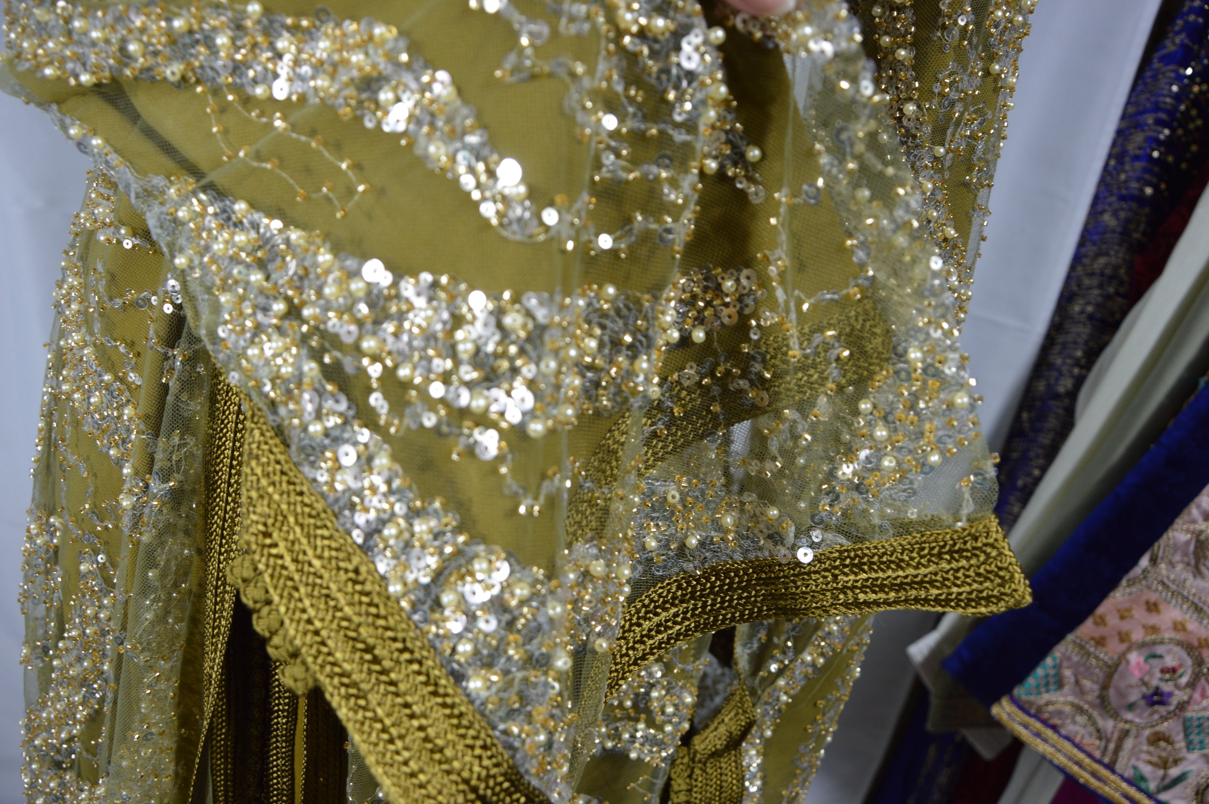 Takchita Dorée à Doublure Verte – Sequins Or et Argent