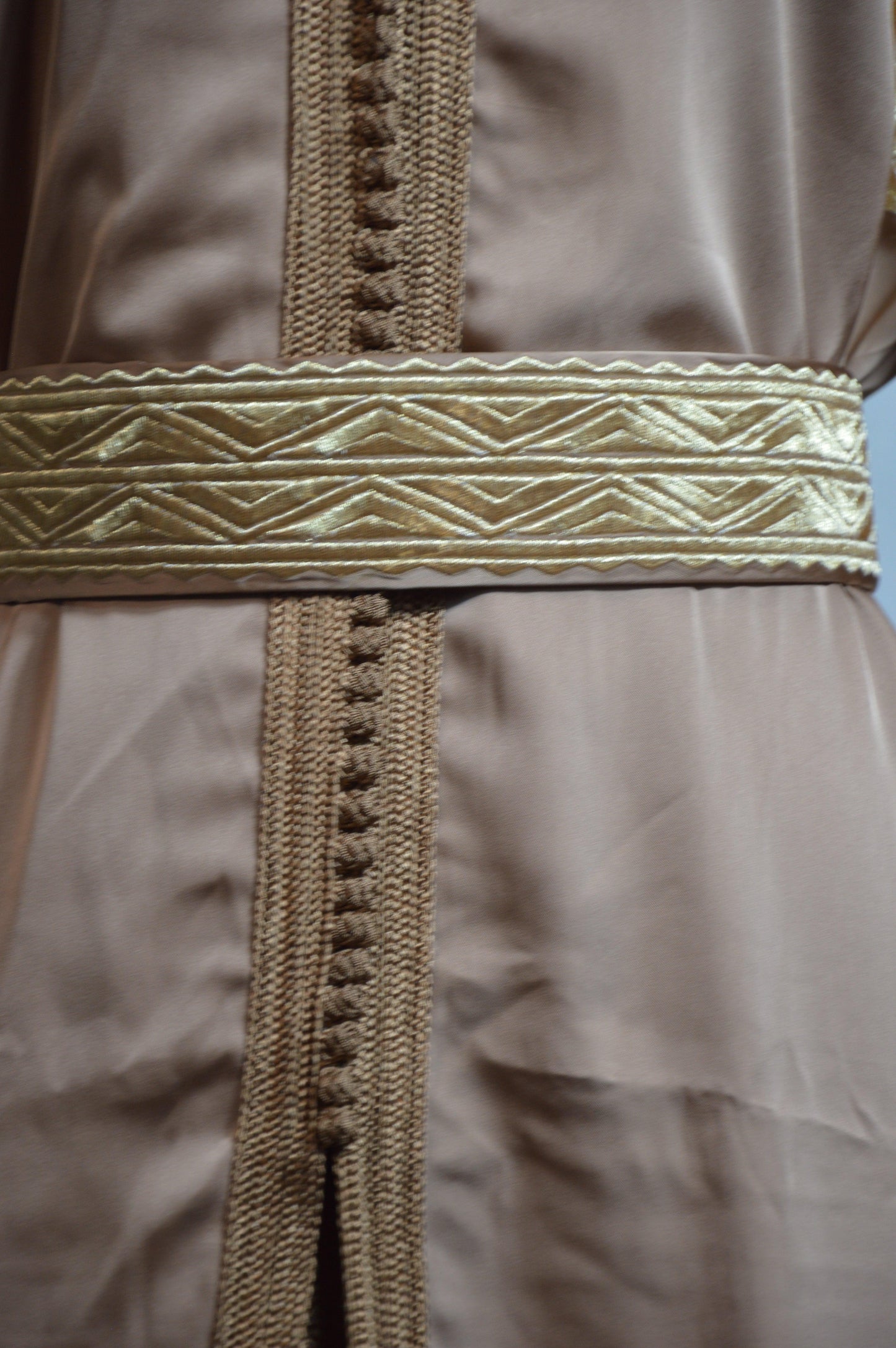 Takchita marocaine beige moka élégante - vue latérale