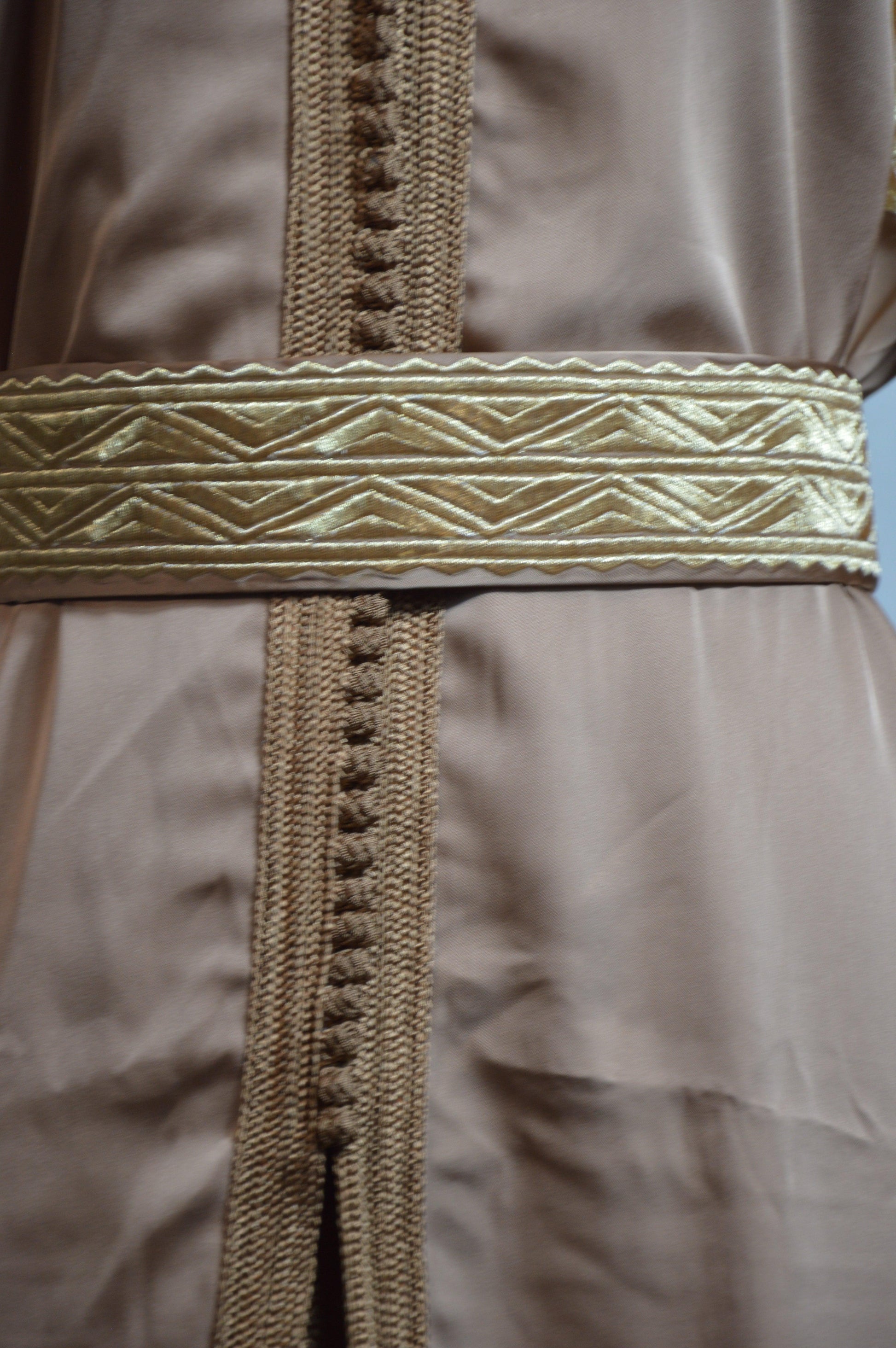 Takchita marocaine beige moka élégante - vue latérale