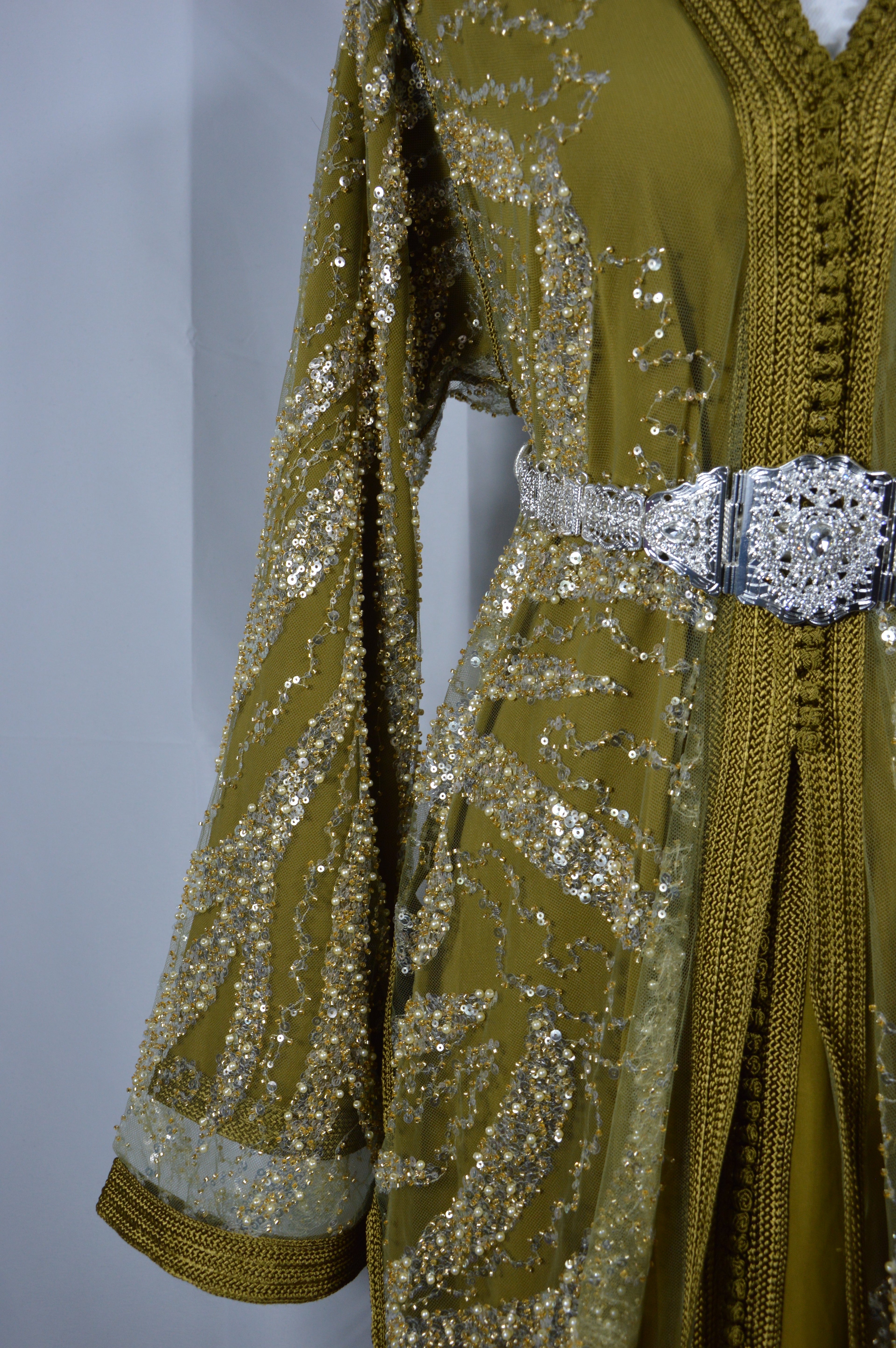 Takchita Dorée à Doublure Verte – Sequins Or et Argent