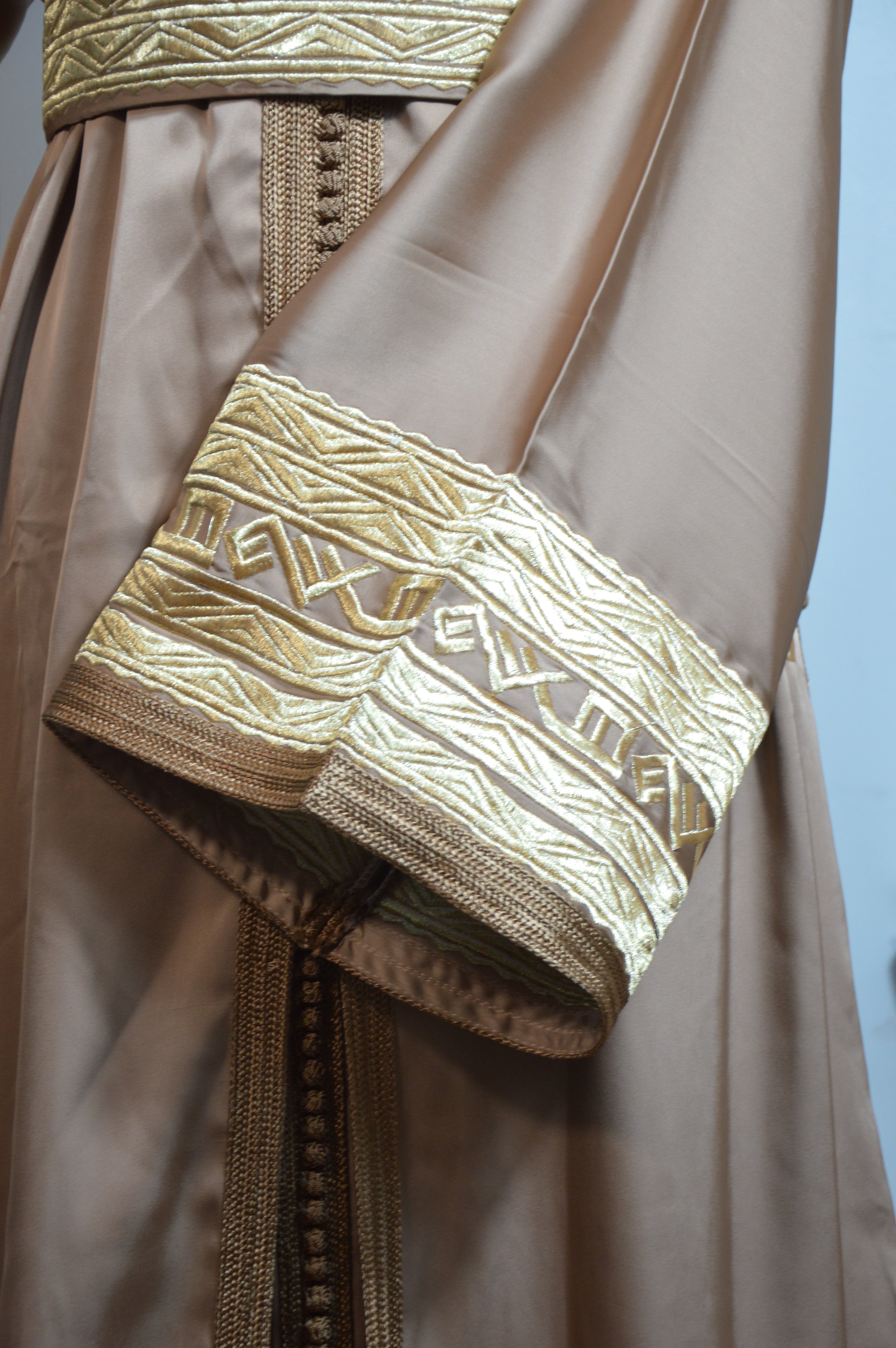 Robe takchita beige moka brodée - détail finitions