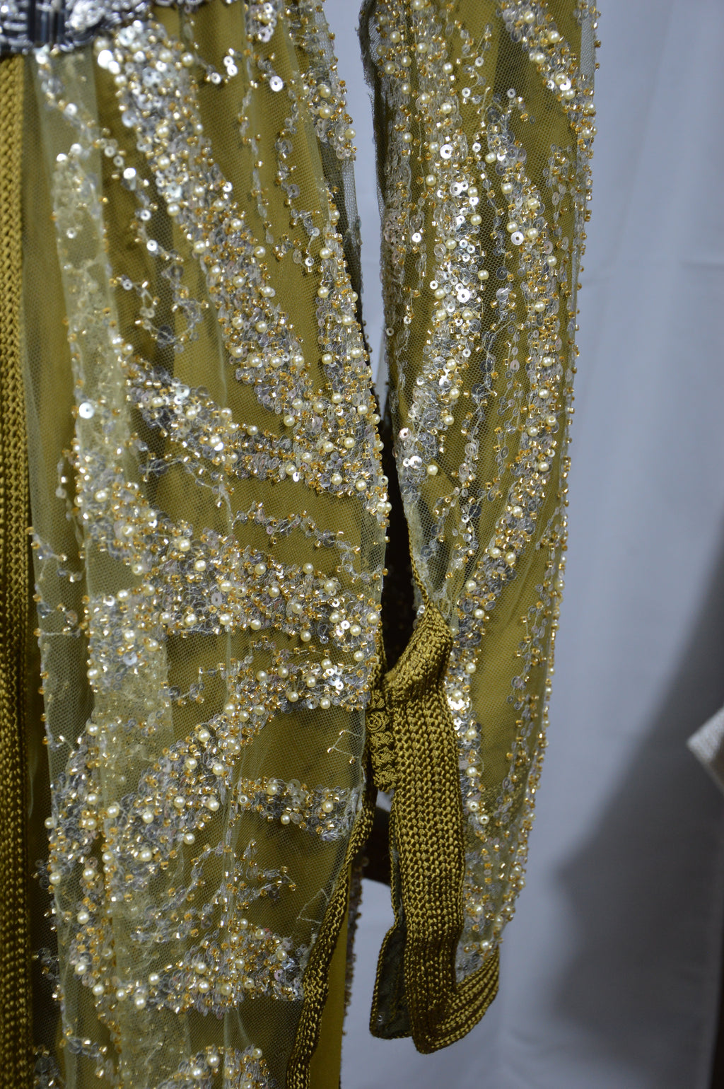 Takchita Dorée à Doublure Verte – Sequins Or et Argent