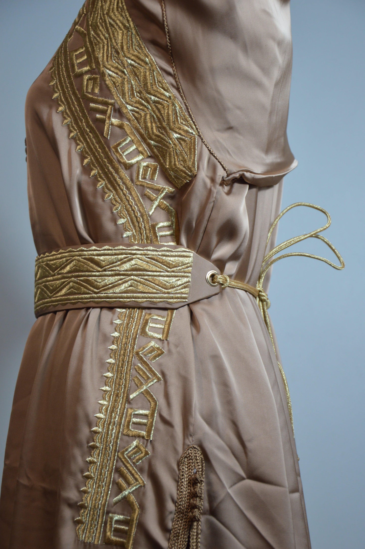 Détail tissu et broderie takchita beige moka luxe