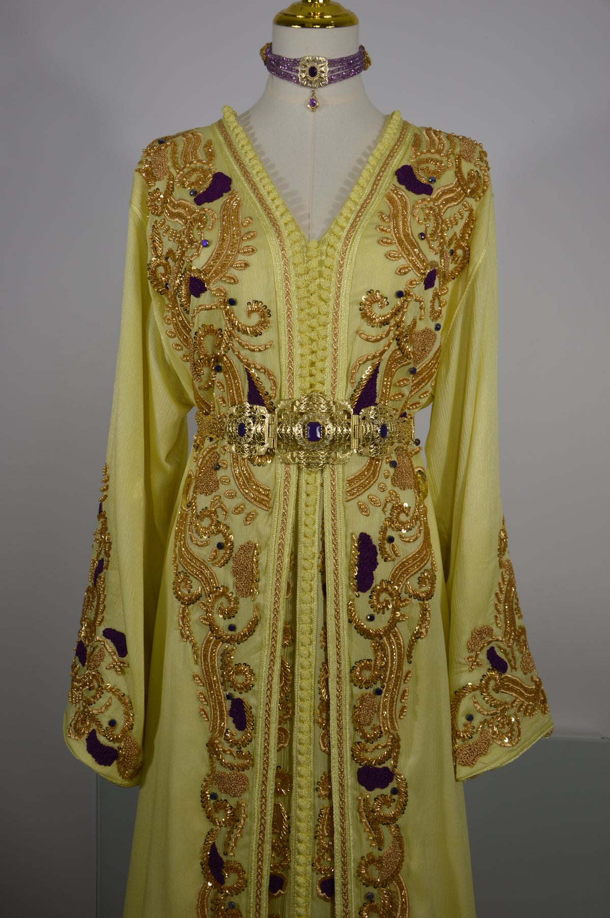 Takchita Signature Jaune beurre aux ornements dorés et violets