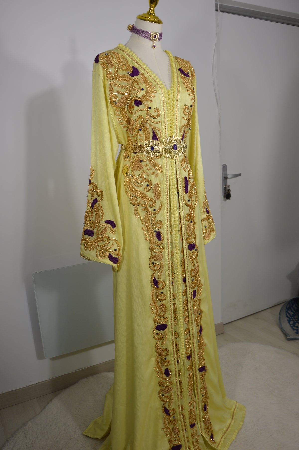 Takchita Signature Jaune beurre aux ornements dorés et violets