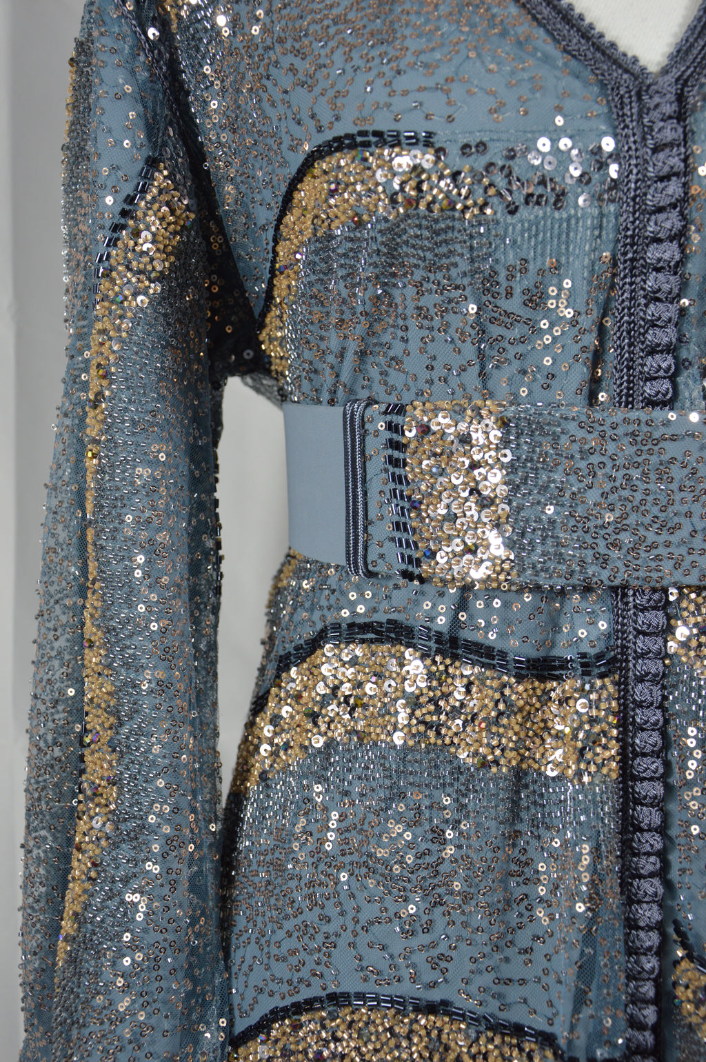 Caftan Gris Argent Luxe – Broderies Dorées et Sequins Brillants