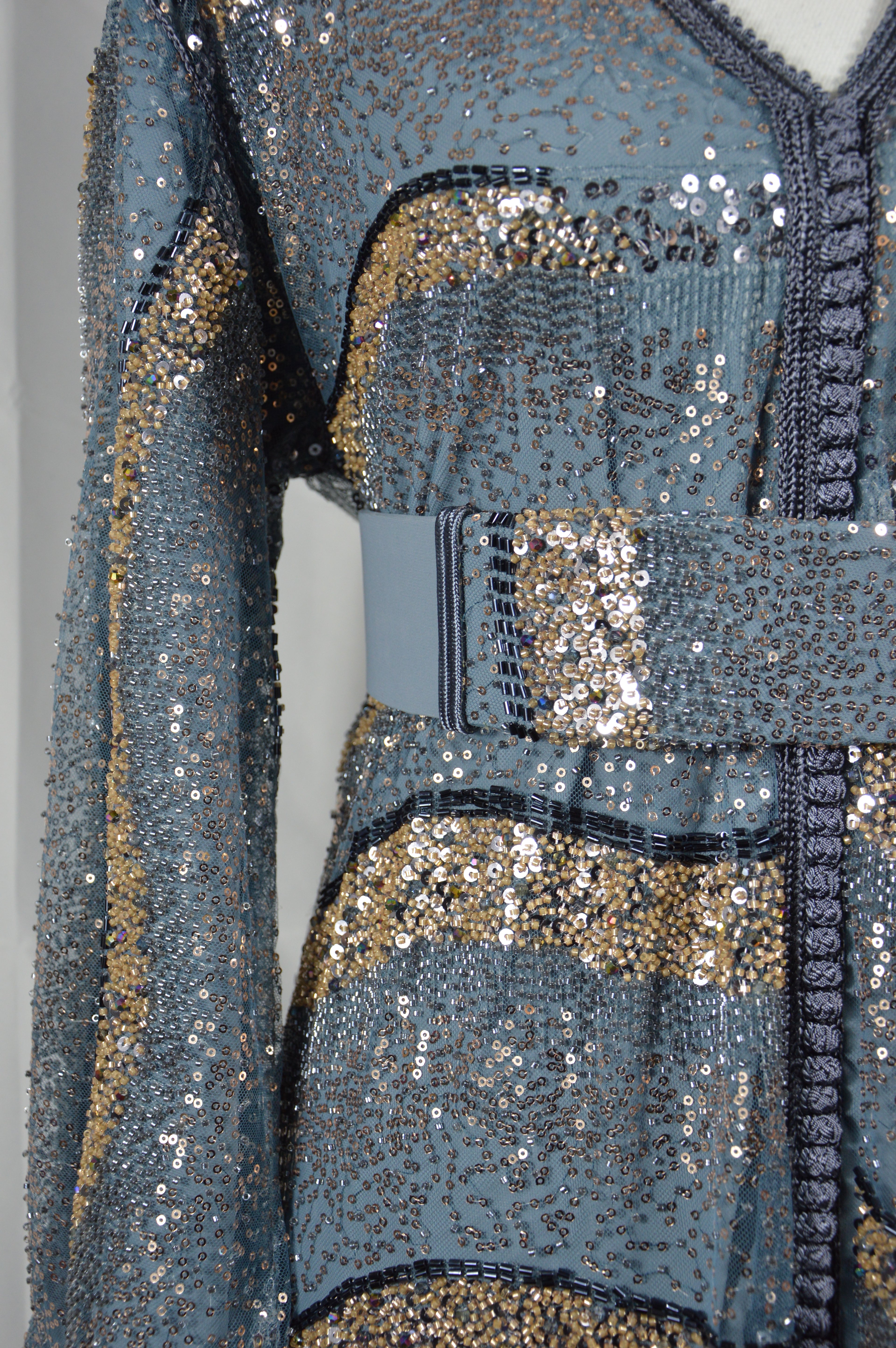 Caftan Gris Argent Luxe – Broderies Dorées et Sequins Brillants