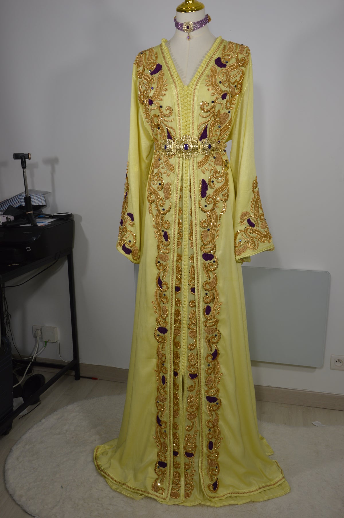 Takchita Signature Jaune beurre aux ornements dorés et violets