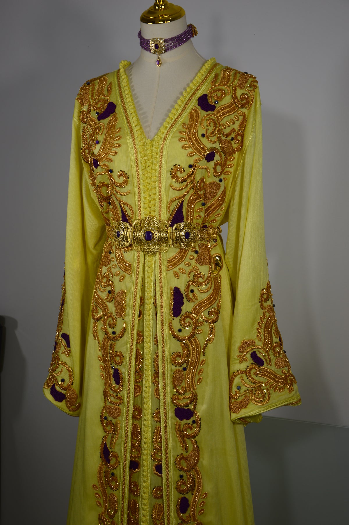 Takchita Signature Jaune beurre aux ornements dorés et violets
