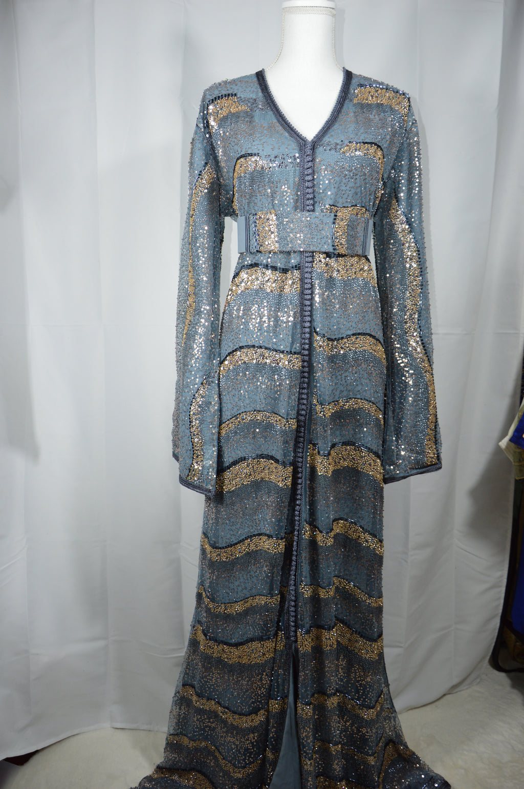 Caftan Gris Argent Luxe – Broderies Dorées et Sequins Brillants