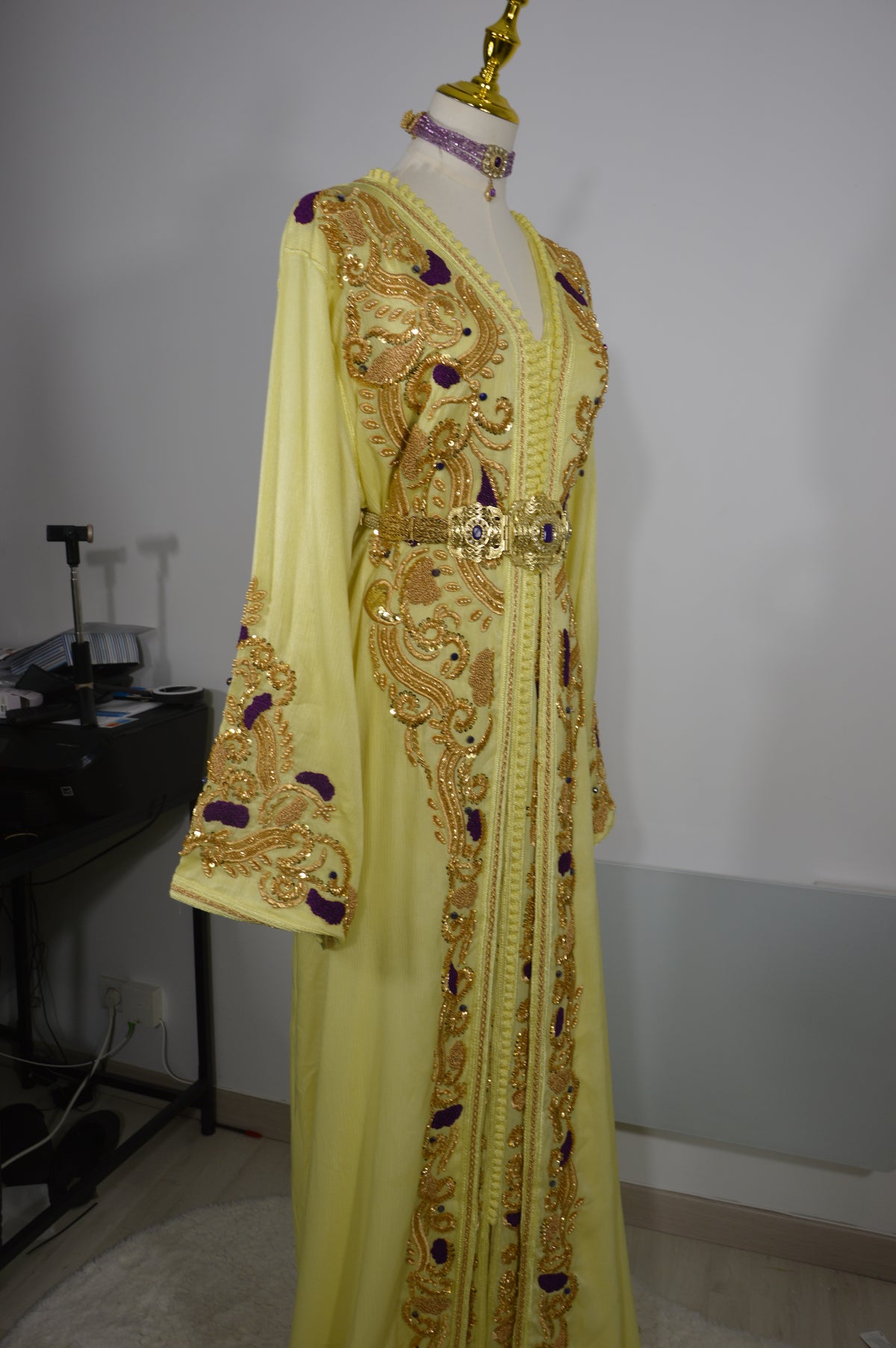Takchita Signature Jaune beurre aux ornements dorés et violets