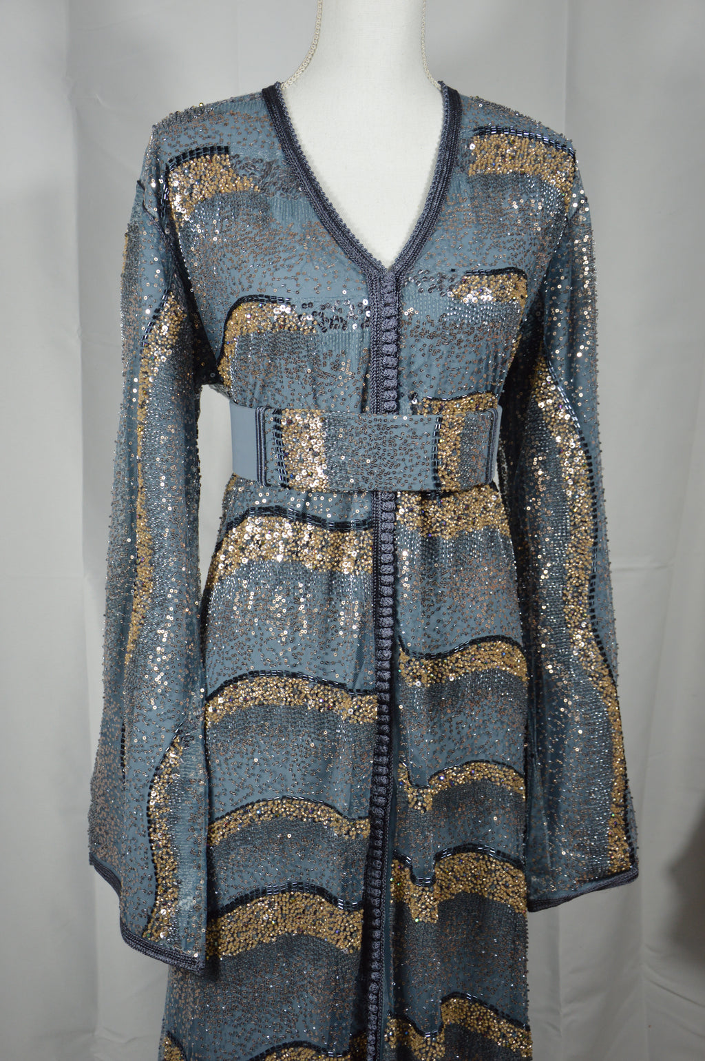 Caftan Gris Argent Luxe – Broderies Dorées et Sequins Brillants