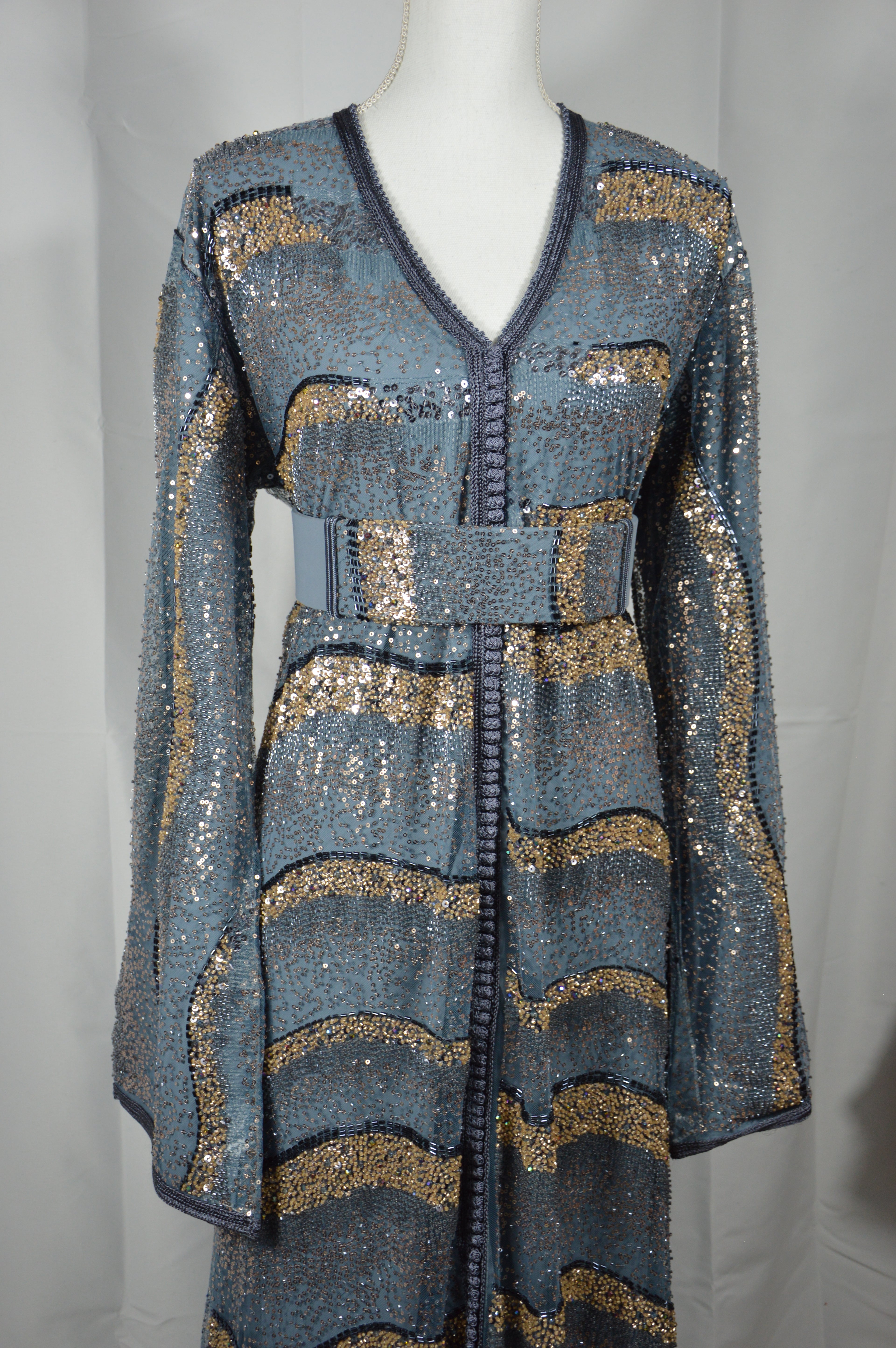 Caftan Gris Argent Luxe – Broderies Dorées et Sequins Brillants