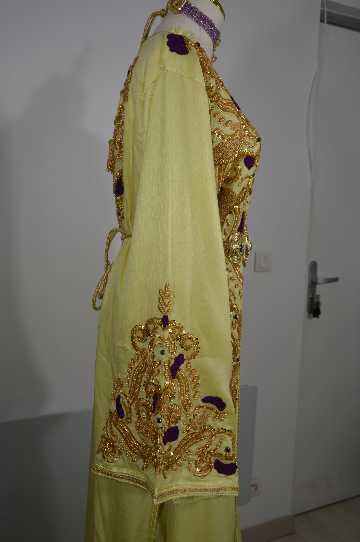 Takchita Signature Jaune beurre aux ornements dorés et violets