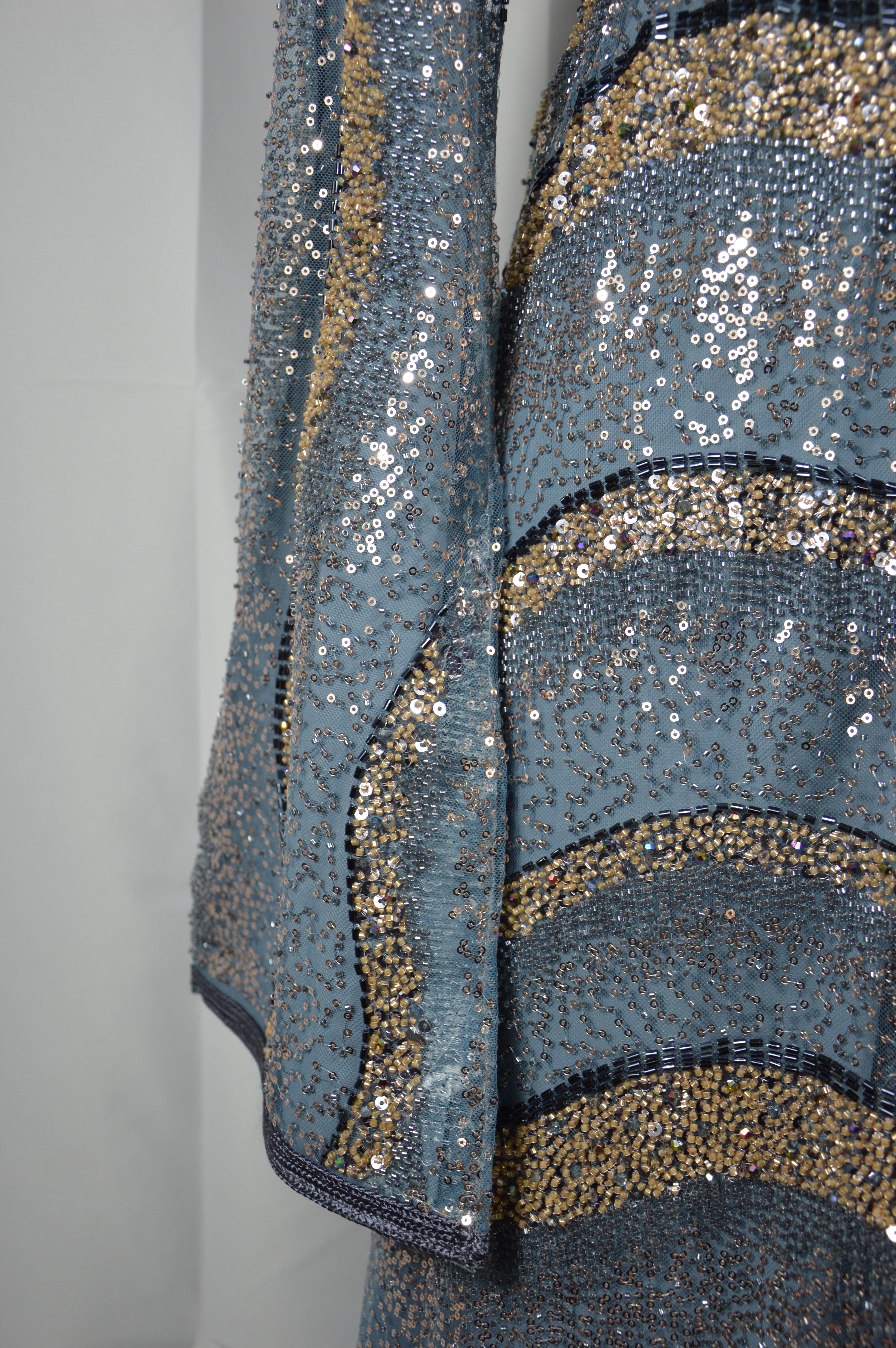 Caftan Gris Argent Luxe – Broderies Dorées et Sequins Brillants