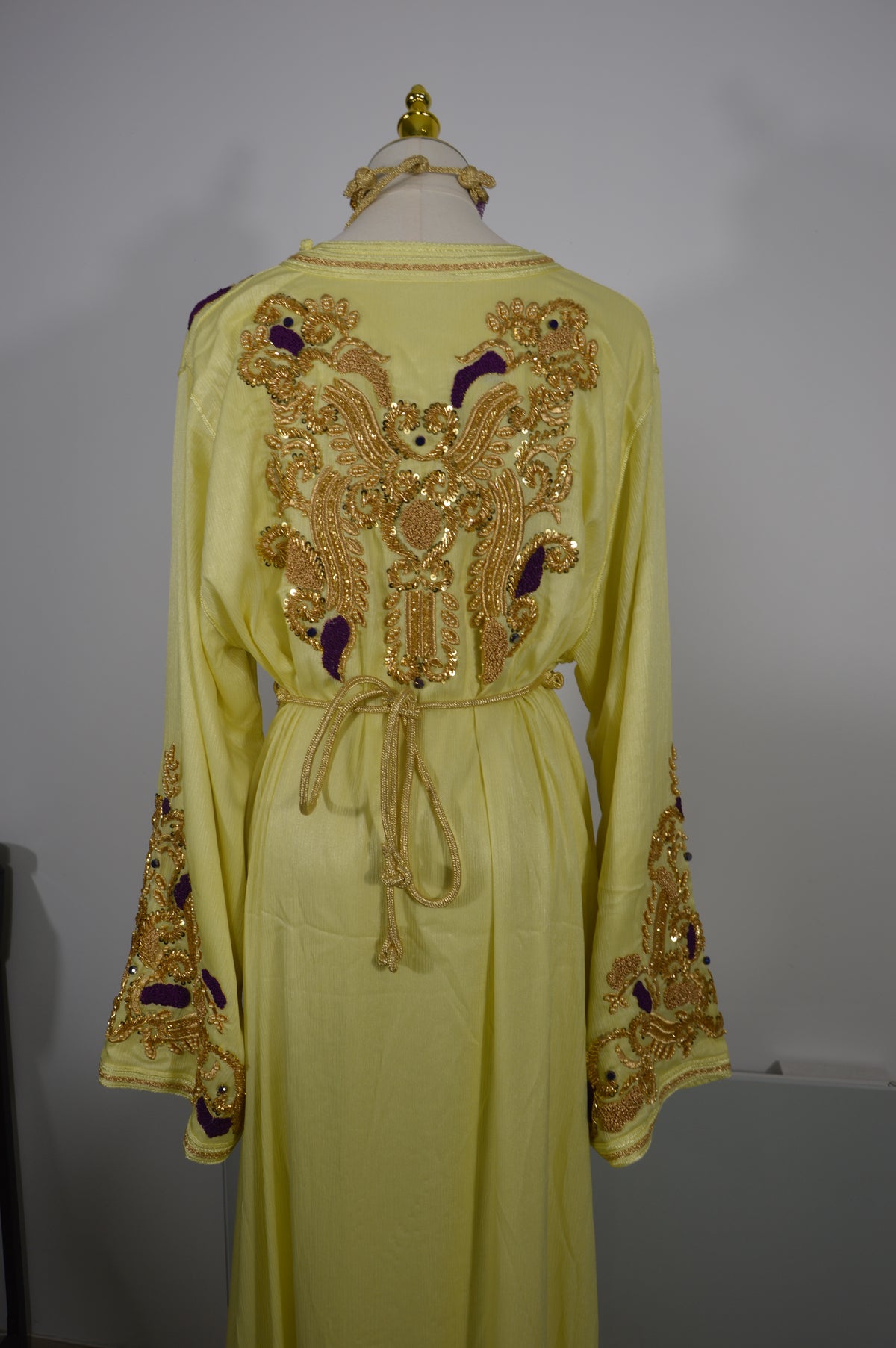 Takchita Signature Jaune beurre aux ornements dorés et violets