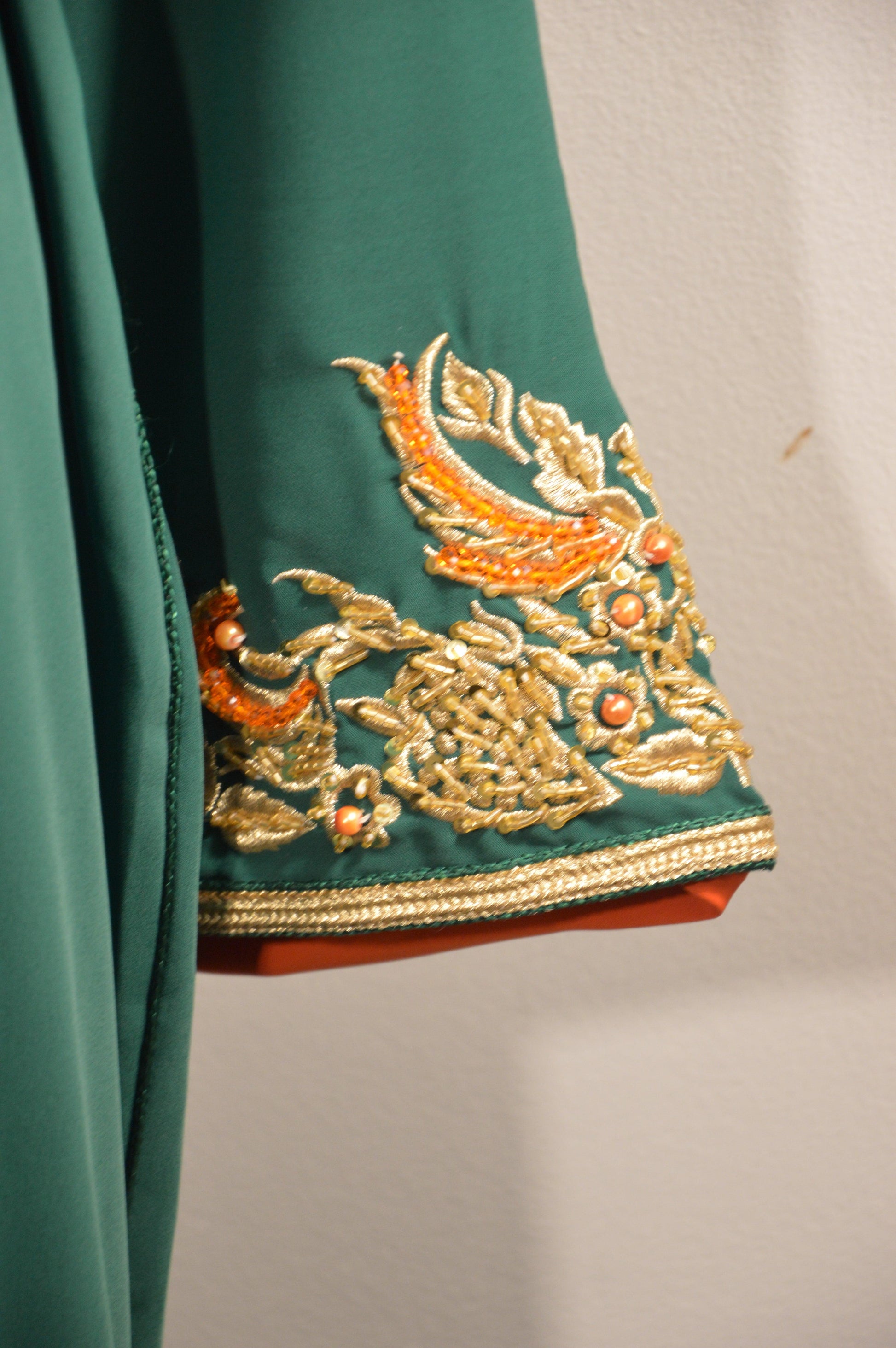 Caftan vert orange - détail des ornements dorés et perles luxueuses manche