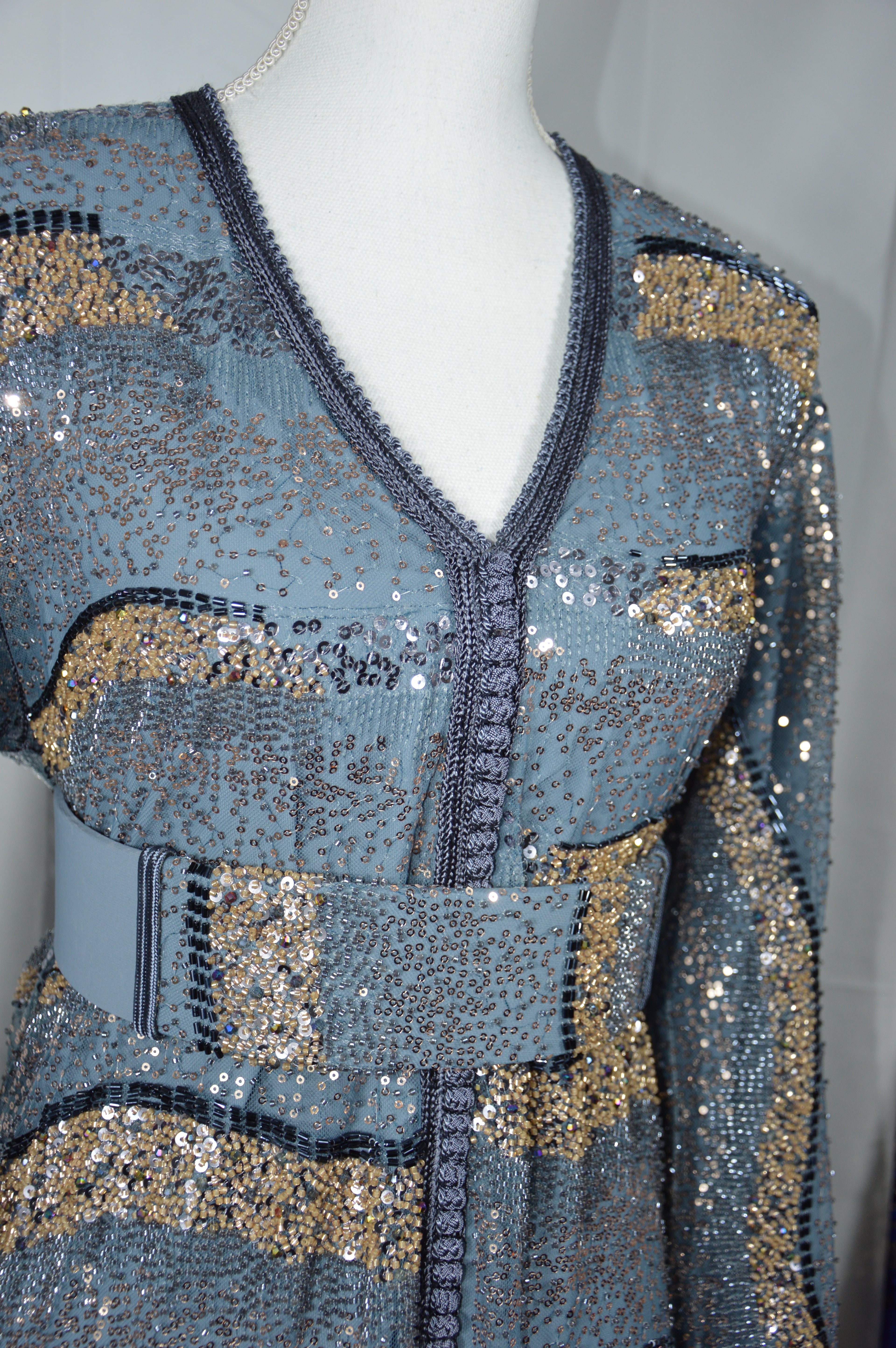 Caftan Gris Argent Luxe – Broderies Dorées et Sequins Brillants