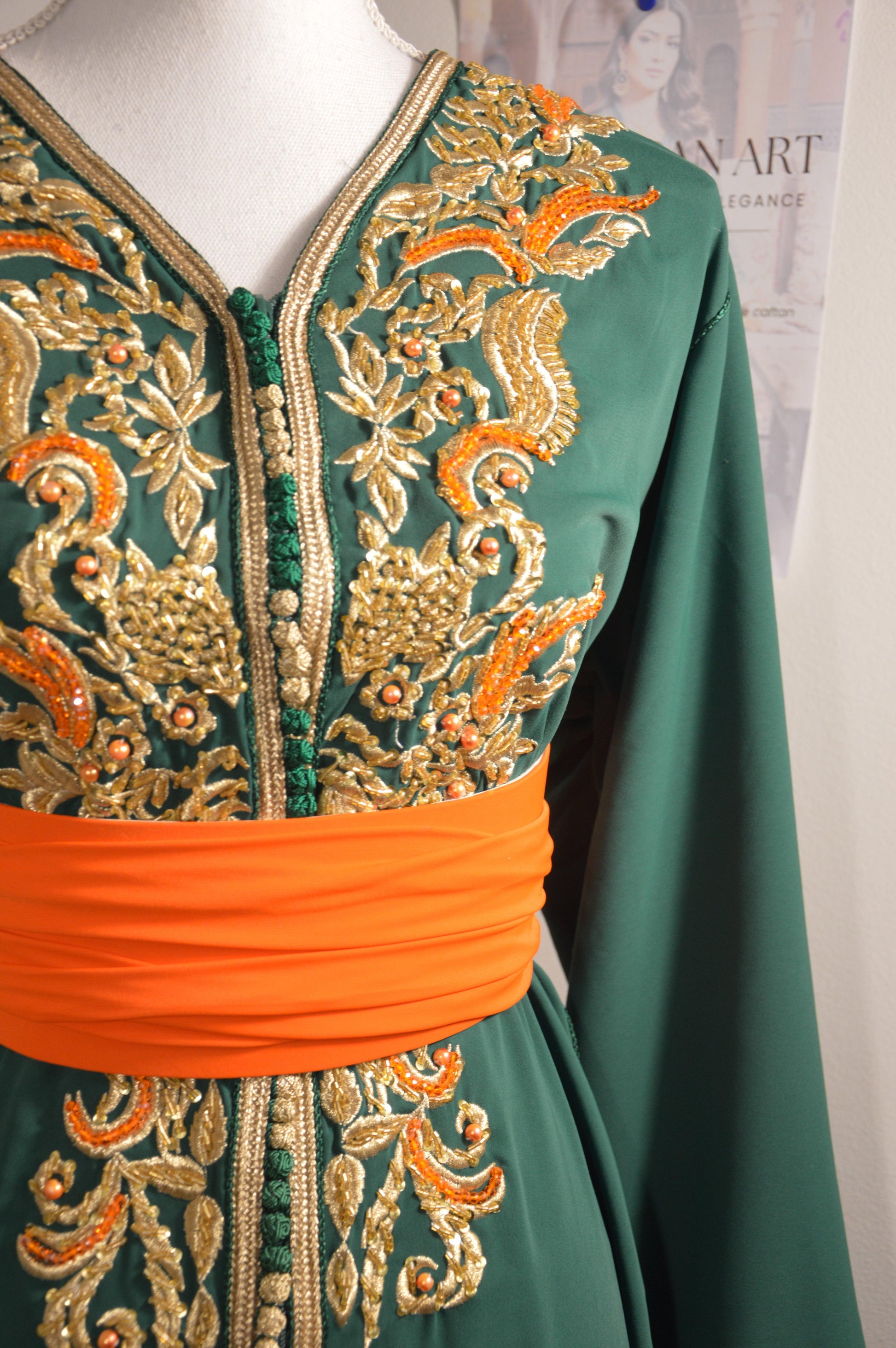 Caftan vert orange - détail des ornements dorés et perles luxueuses