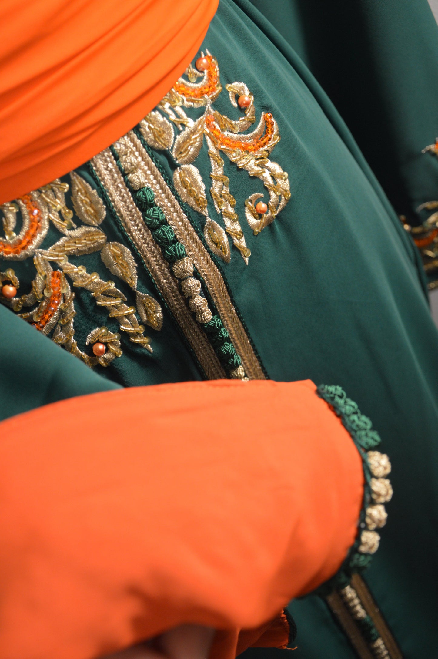 Caftan vert orange - détail ceinture et doublure manches orange