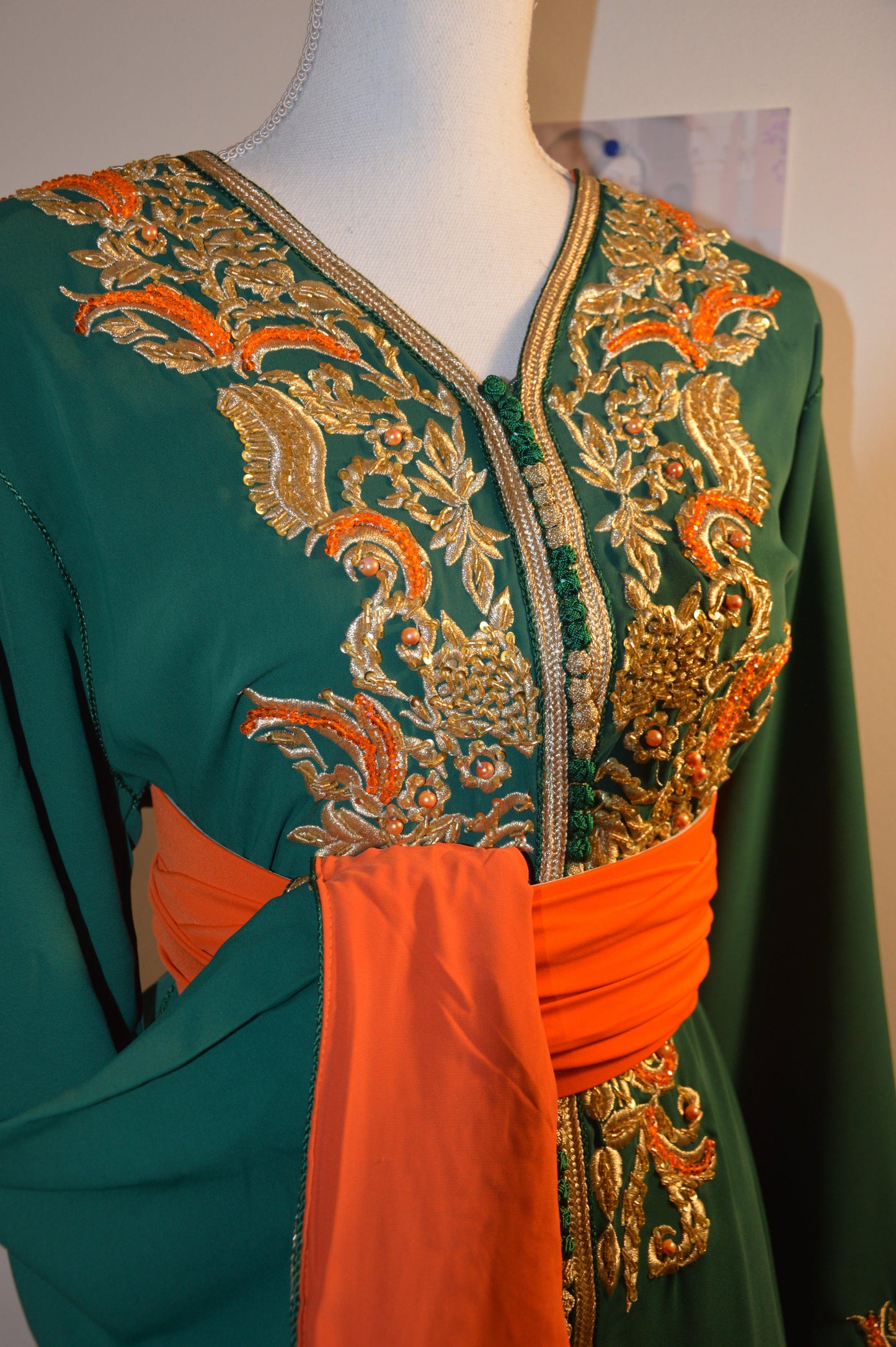 Caftan coupe sirène ZEYNAYA PRESTIGE - détail du col et décolleté brodé