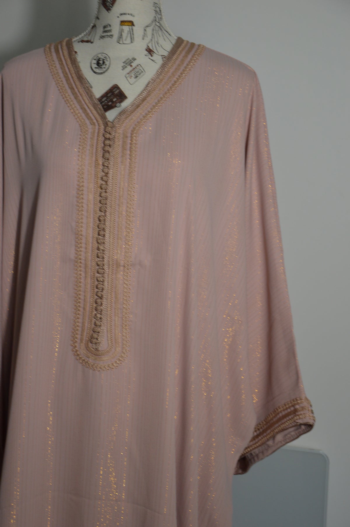 Gandoura femme rose poudré à filaments dorés