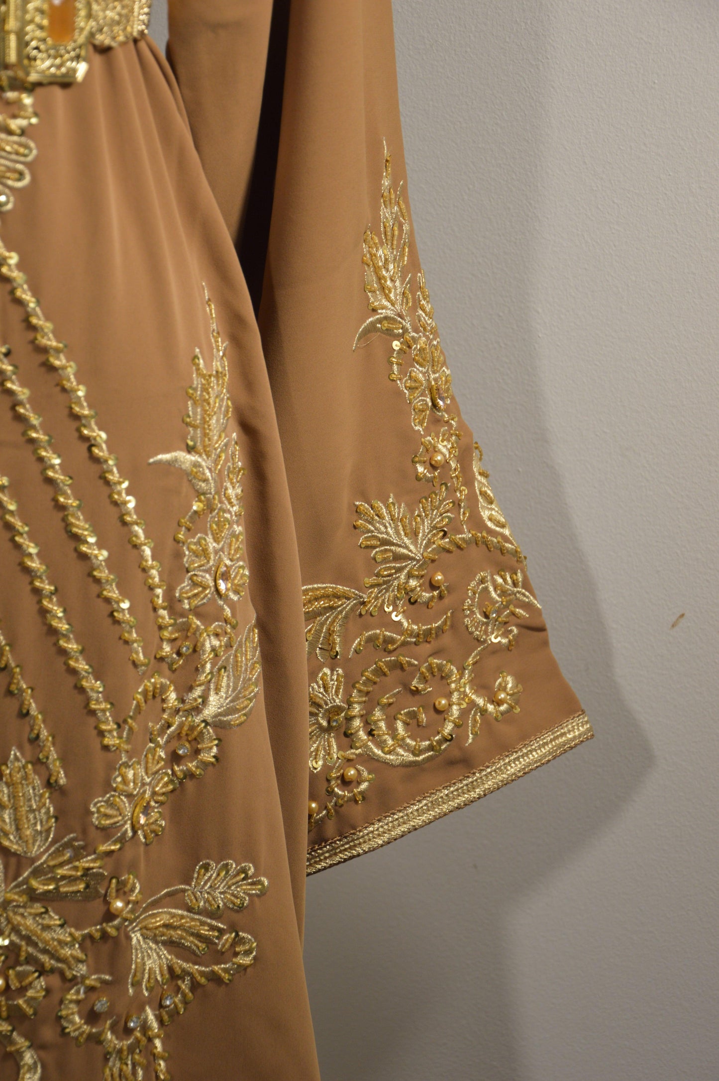 Caftan sirène beige moka - détail broderies manche - élégance marocaine couture