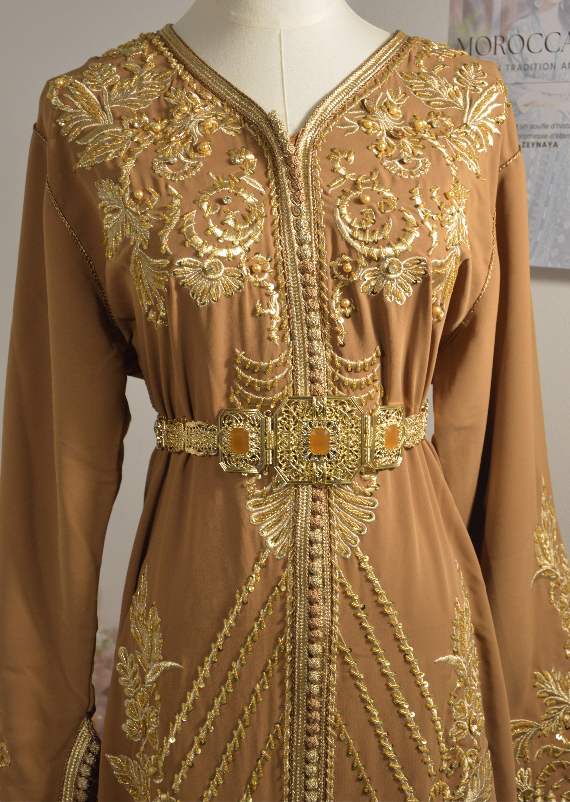 Caftan sirène beige moka - vue de face - élégance marocaine couture