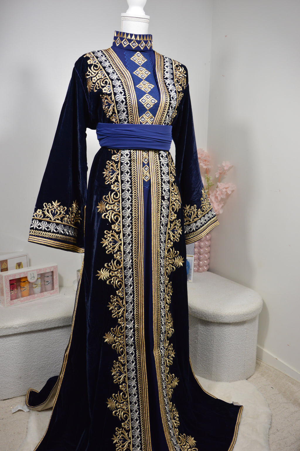 Takchita Royale en Velours Bleu Nuit – Broderies Dorées & Argentées