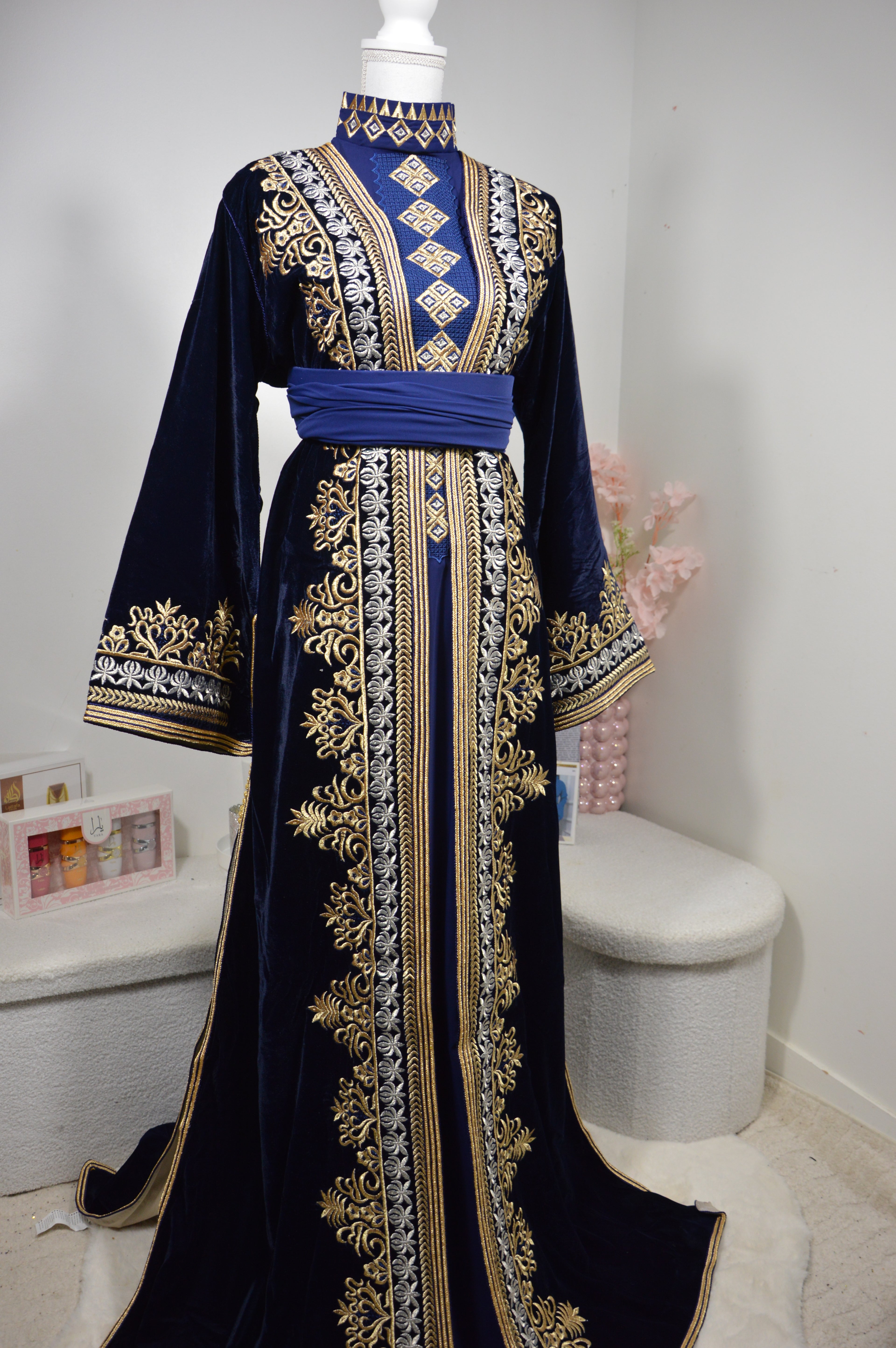 Takchita Royale en Velours Bleu Nuit – Broderies Dorées & Argentées