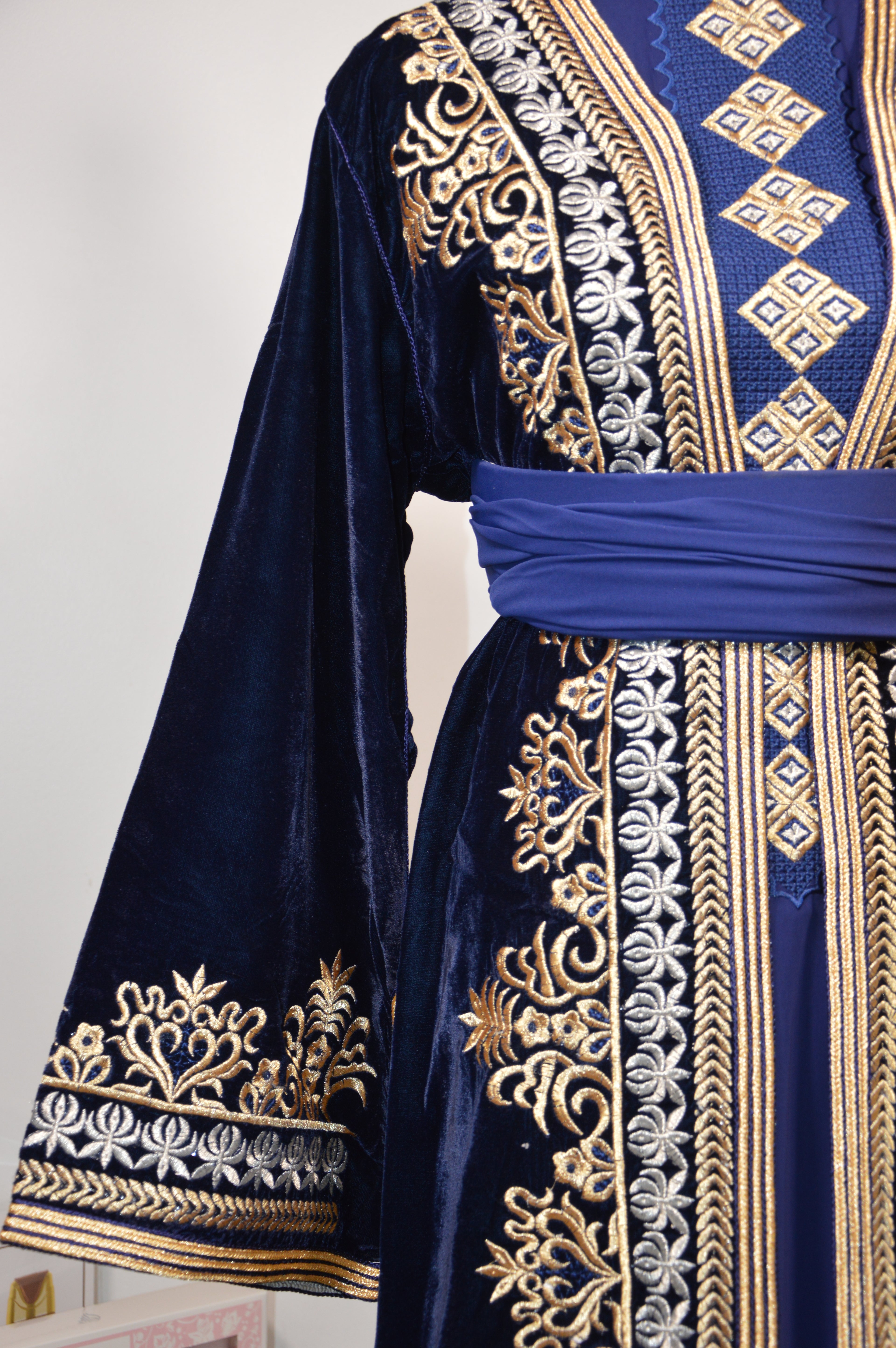 Takchita Royale en Velours Bleu Nuit – Broderies Dorées & Argentées